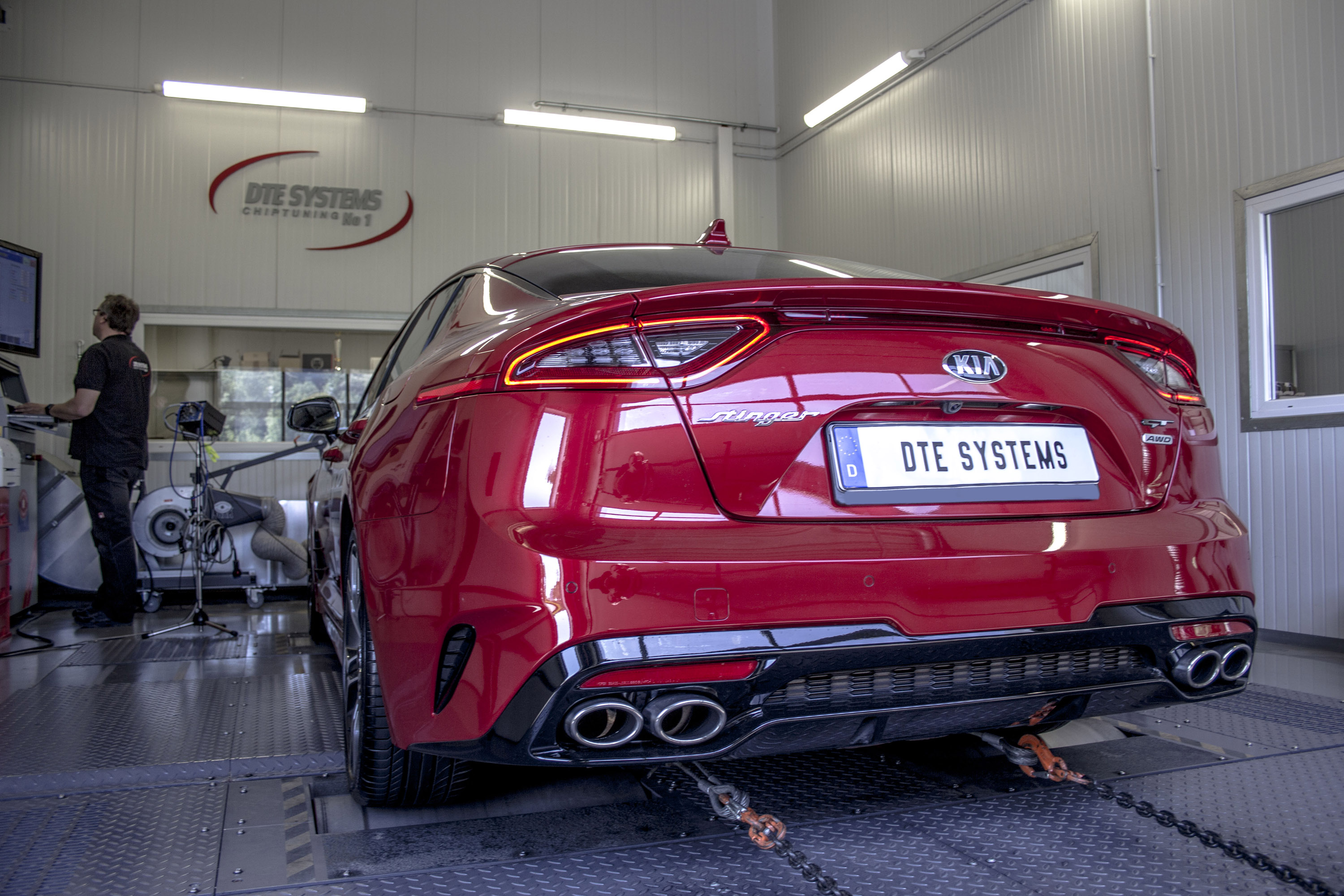 Kia Stinger не только привлекательна, но и очень быстра благодаря DTE  Systems