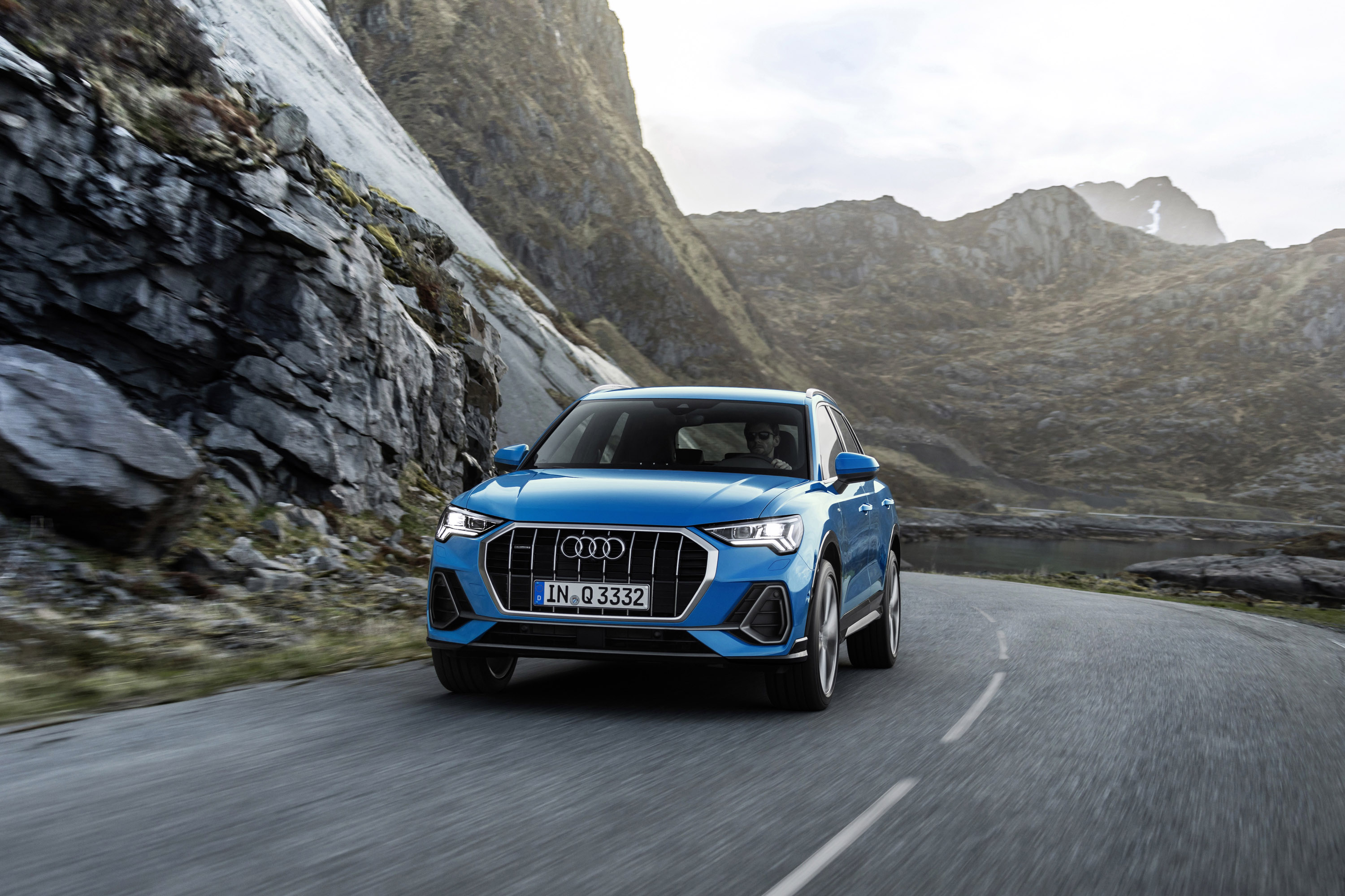 Audi предлагает новый Q3 с четырьмя вариантами двигателей - тремя бензиновыми и одним дизельным агрегатом в сочетании с полным или передним приводом. Общая выходная мощность варьируется от 150 до 230 л.с., в зависимости от трансмиссии. Кроме того, вс