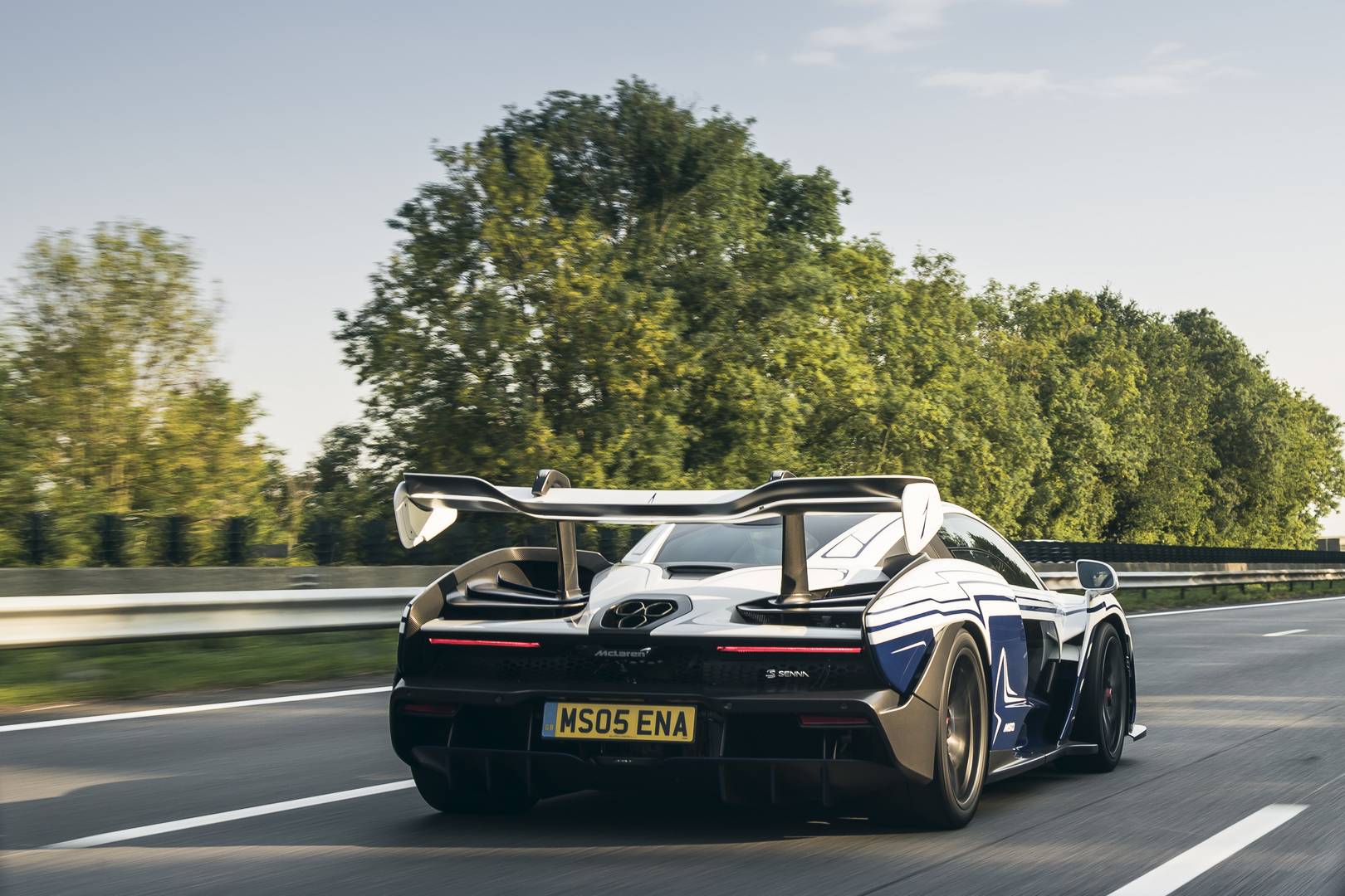 Шасси номер 1 демонстрируют юбилейную белую окраску с синей ливреей Aurora Blue, очень похожей на Bugatti Veyron L'Or Blanc, но с совершенно другой концепцией дизайна. Это был заказной дизайн, выполненный McLaren Special Operations (MSO)!