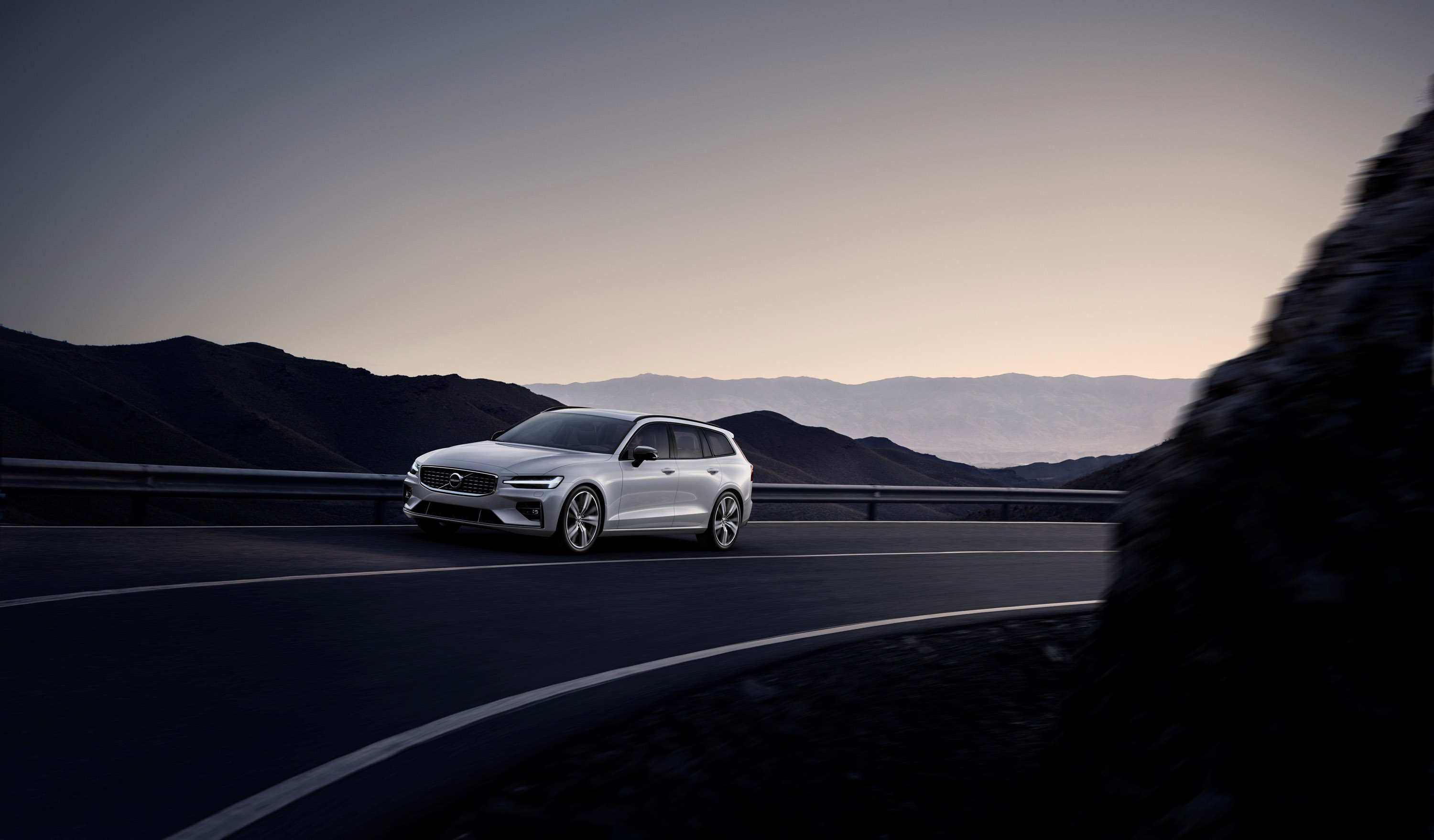 Volvo добавляет больше возможностей персонализации для автомобиля V60, предлагая новые модели R-Design.