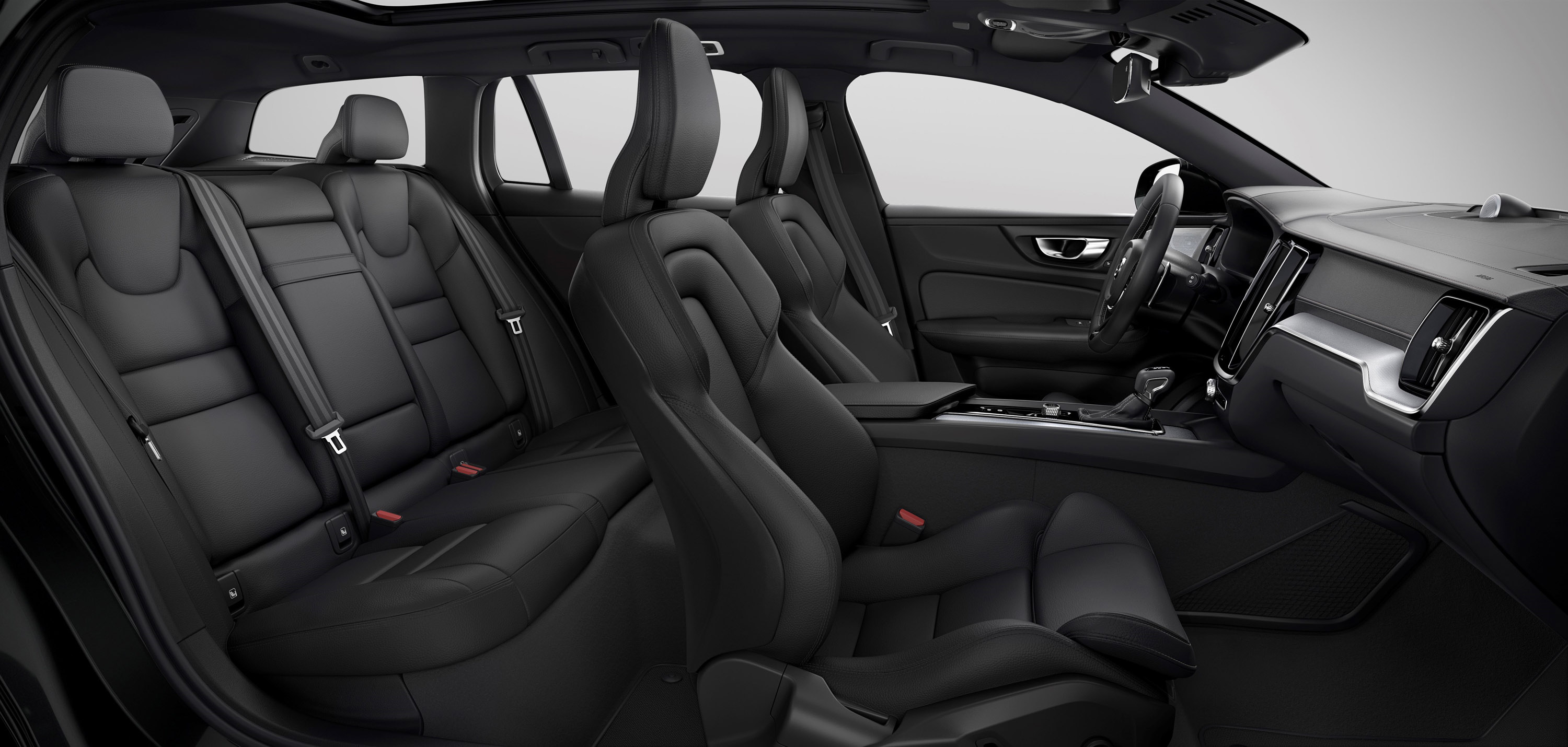 Кроме этого, Volvo демонстрирует R-Design Pro - еще один раз вариант комбинации двигателя/коробки, который на этот раз включает 19-дюймовые легкосплавные диски, темные тонированные задние окна, активные фары с адаптивной теневой технологией, переключ
