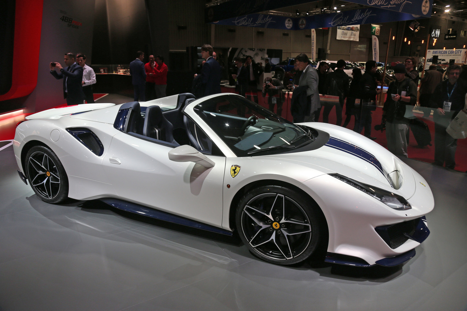 Новый Ferrari 488 Pista Spider использует самый мощный двигатель Ferrari V8. 3,9-литровый V8 производит 720 л.с. при 8000 об/мин и 770 Нм при 3000 об/мин. Pista Spider достигает 100 км/ч всего за 2,85 секунды и 200 км/ч за 8 секунд, а его максимальна