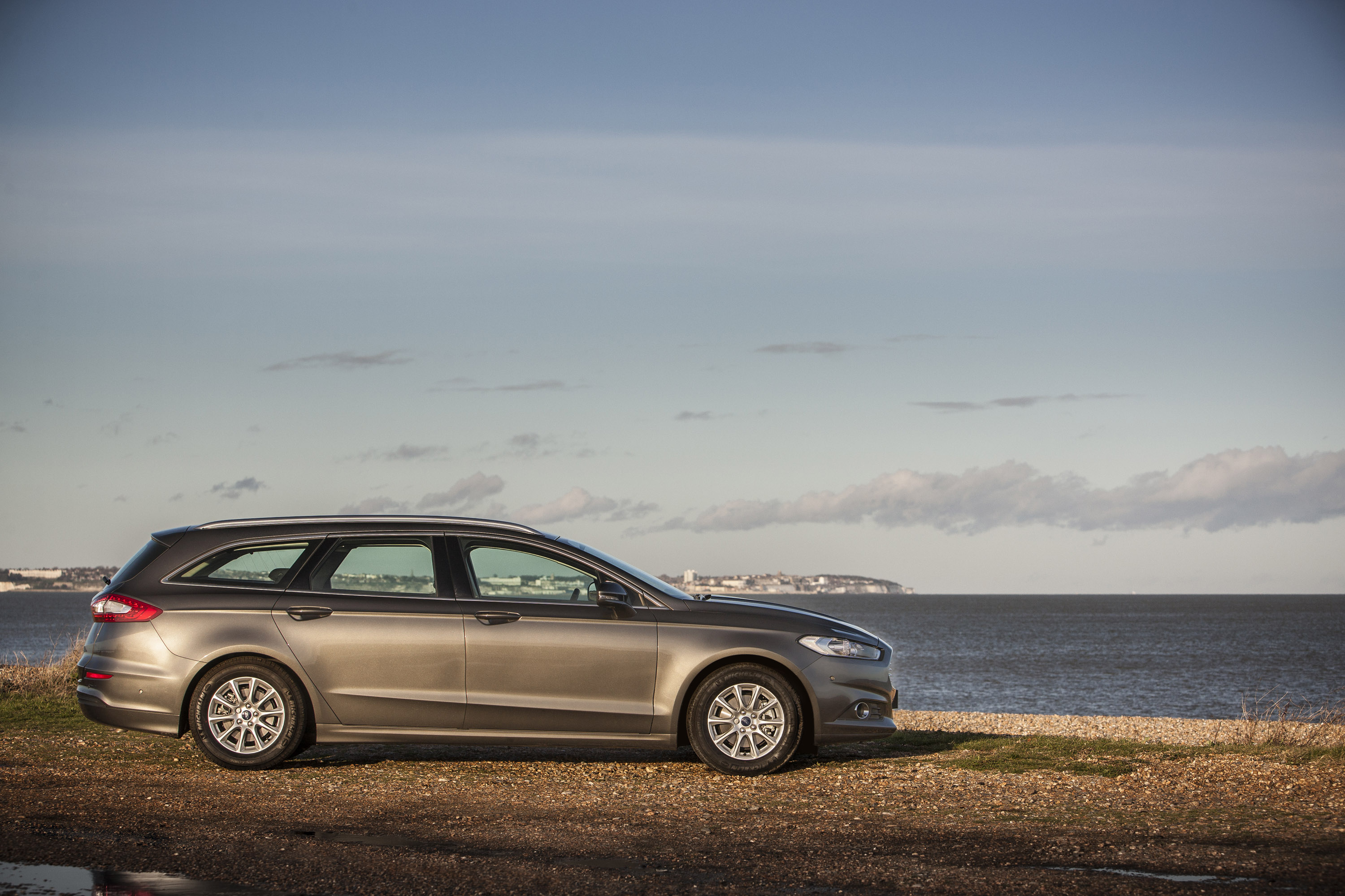 Что мы знаем до сих пор, так это то, что Mondeo Hybrid будет предлагаться в элегантном четырехдверном кузове спортивного купе и многочисленными конструктивными особенностями, которые будут отличать этот автомобиль от старых поколений и приближать его