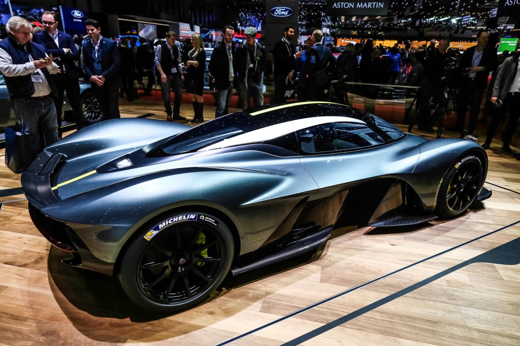 Звук Aston Martin Valkyrie был впервые продемонстрирован. Двигатель разрабатывается британской компанией Cosworth, которая полностью отвечает за проект. Это означает, что он будет изготовлен, собран и протестирован в самой компании.   Хотя точные циф