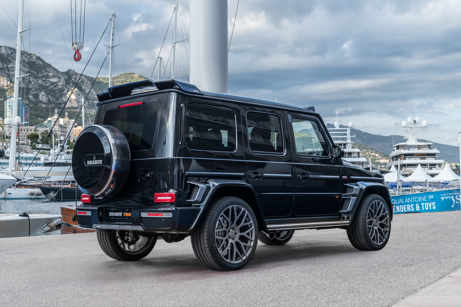 Brabus 700 Widestar - один из первых тюнинга проектов на основе нового G-класса SUV. Он использует 4-литровый двухцилиндровый двигатель V8 от стандартной модели и включает обновление производительности (идентичное в большинстве случаев для моделей E 