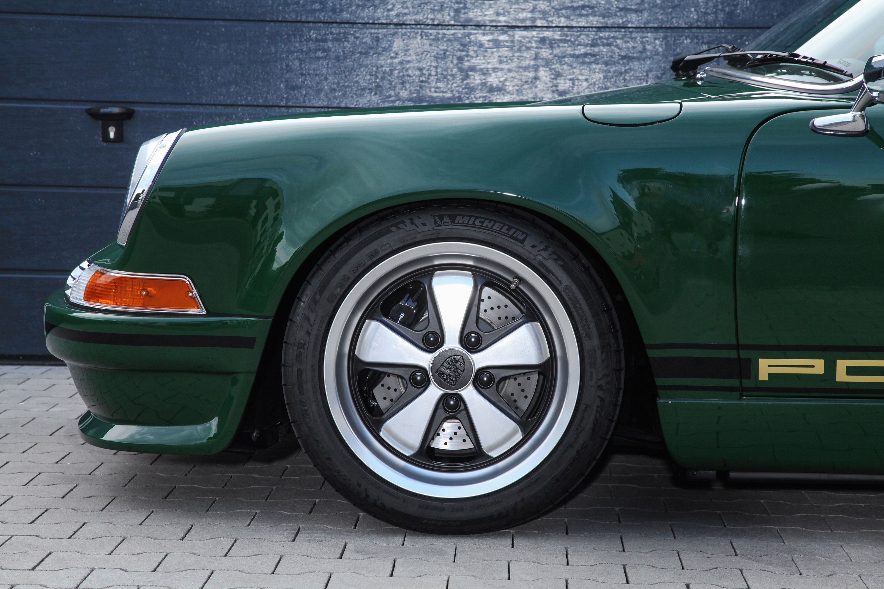 В дополнение к спортивным сиденьям Recaro с коричневой кожей Porsche было установлено рулевое колесо Prototipo от MOMO и приборная панель, покрытая алькантарой. Кроме того, ручка переключения передач сделана из многослойной древесины. Дополнительные 