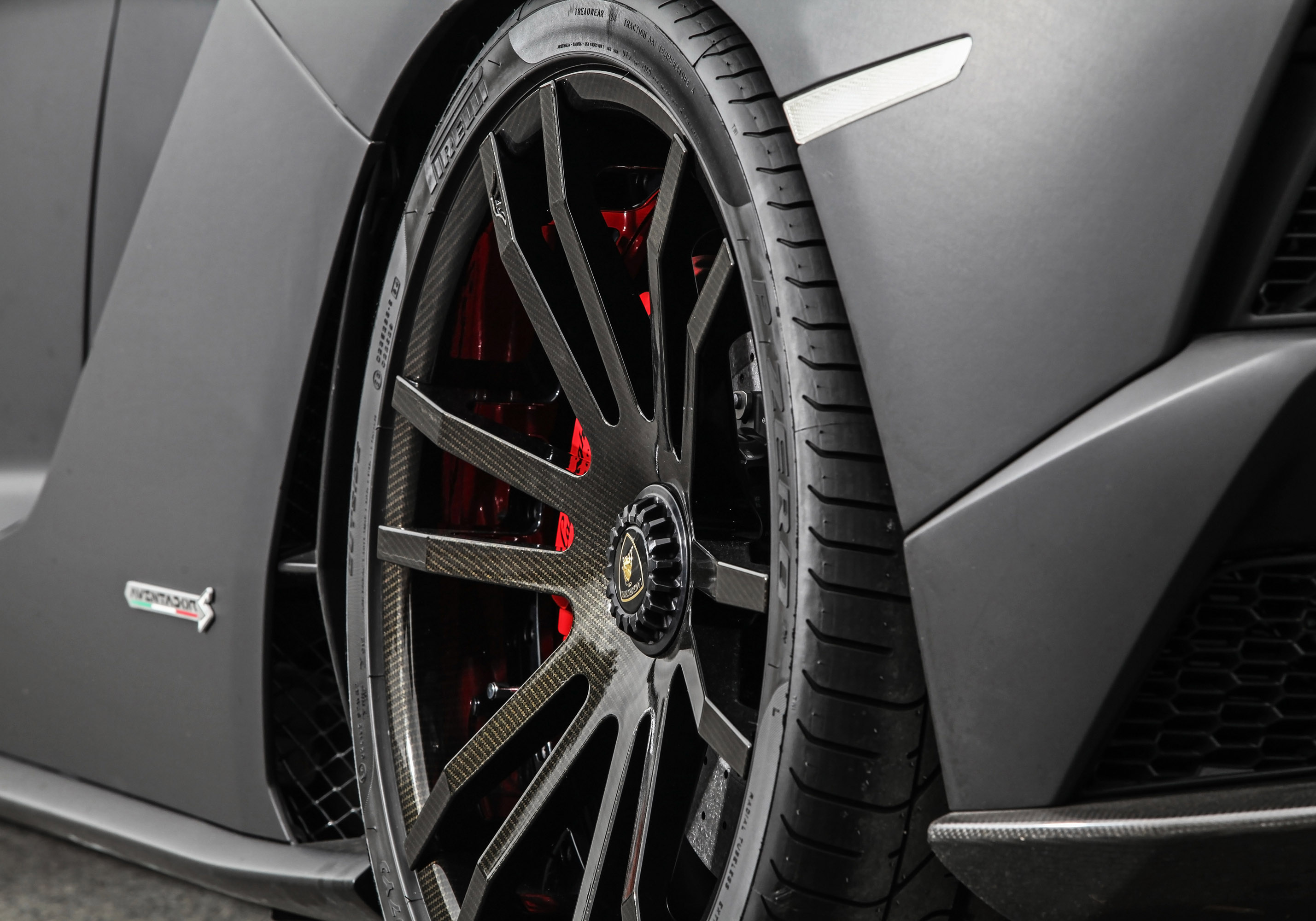 Кроме того, комплект колес был специально создан для Wheelsandmore – колеса получили покрытие, имитирующее карбон, и сделаны с размере 9x20 и 13,0x21 дюймов спереди и сзади соответственно, а также оснащены шинами Pirelli. Что касается системы трансми