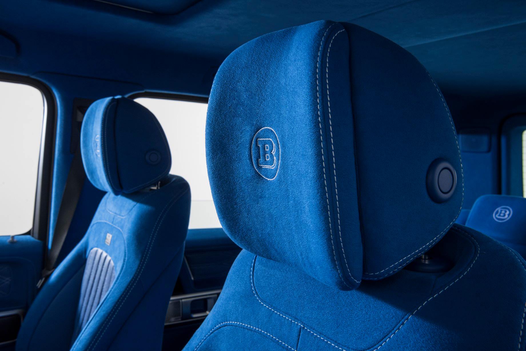 Задние сиденья столь же причудливы, как и передние, с перфорированными вставками и индивидуальным кожаным оборудованием для кондиционирования воздуха