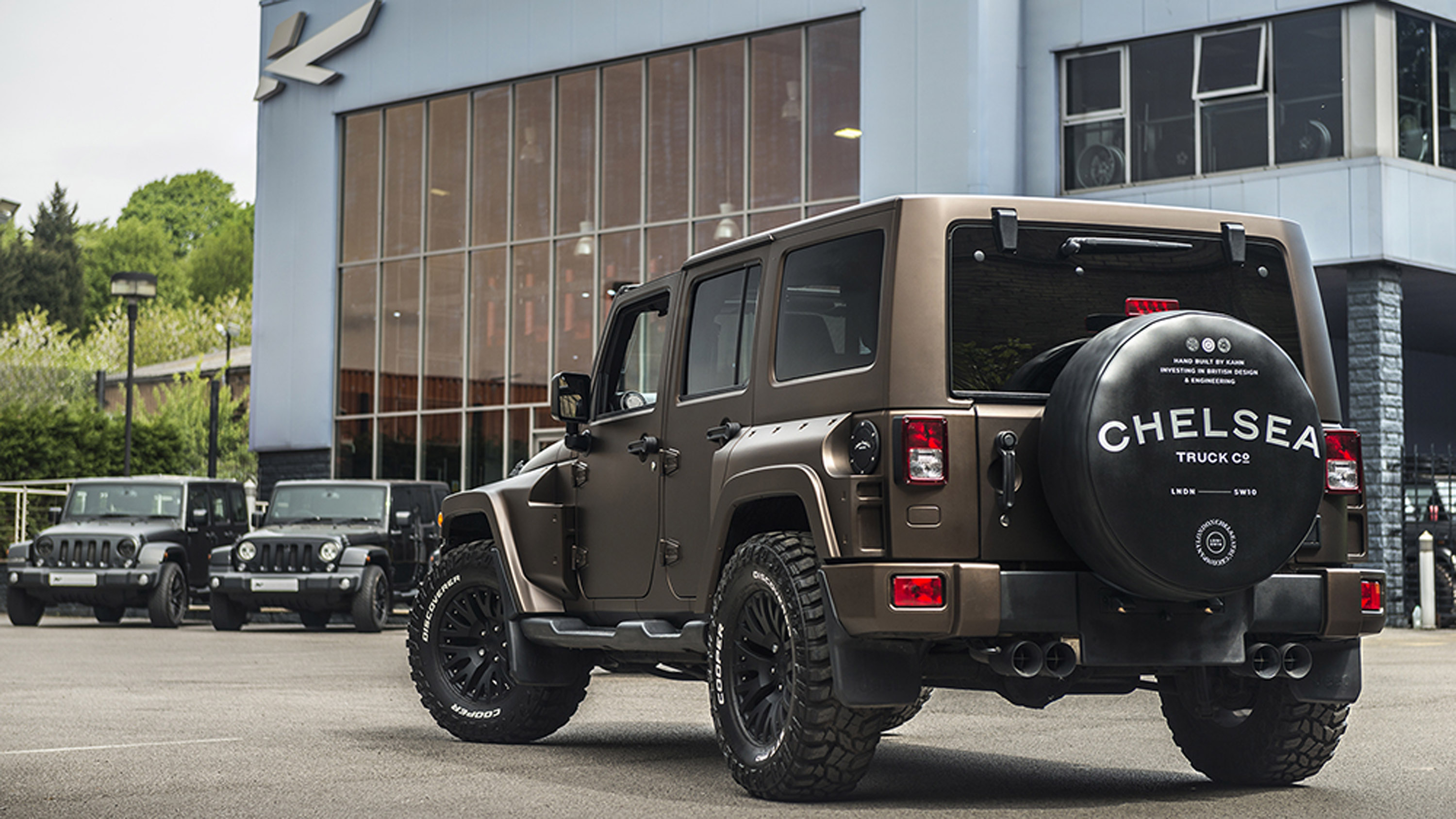 Kahn Design установили на Jeep новый капот, широкие крылья, новый передний бампер, решетку радиатора с четырьмя отверстиями, все это полностью меняют оригинальное выражение Wrangler и демонстрирует совершенно другую концепцию дизайна.