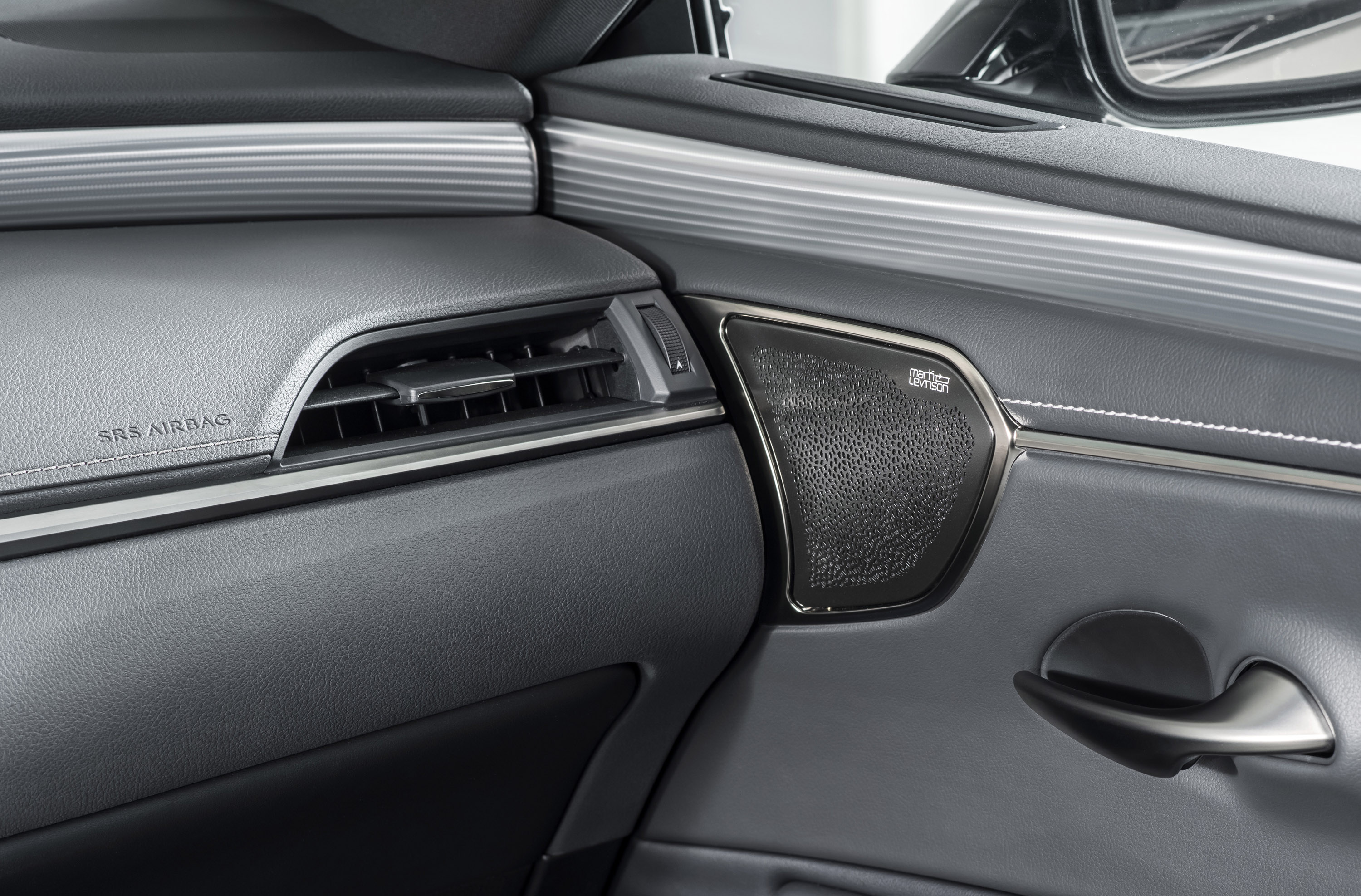 Lexus поделился историями о мастерстве и идеях нового ES Hybrid Saloon