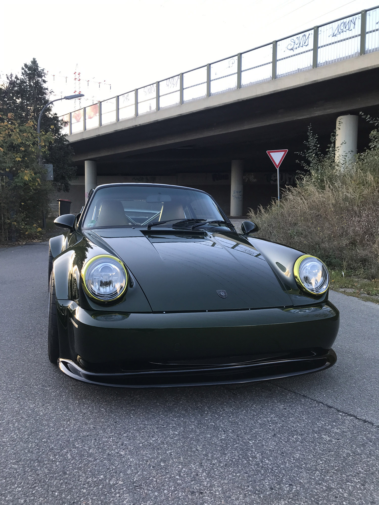 Окончательный результат просто потрясающий - обновленный Porsche демонстрирует чистое зеленое покрытие с желтыми акцентами. Хотя это стандартная цветовая схема, команда дизайнеров сумела преподнести ее довольно элегантно и необычно. Наслаждайтесь!