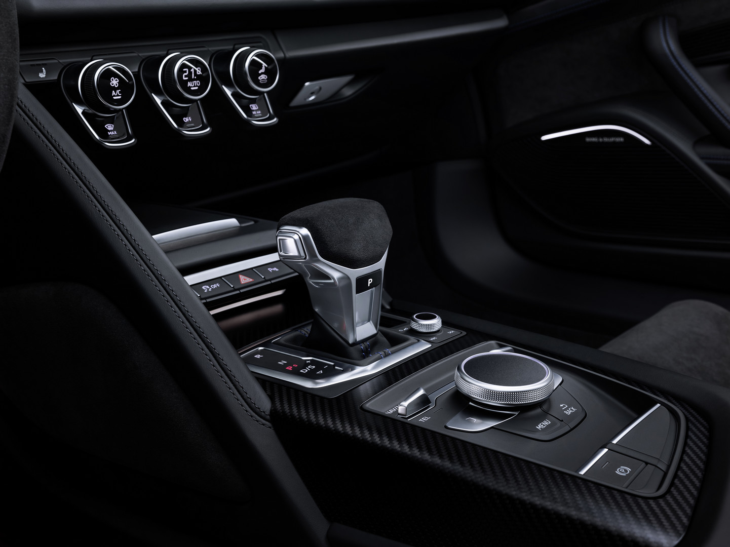 В основе пакета лежит атмосферный двигатель V10. Audi заменил значок «Plus» на «Performance» и предложил менее ориентированную на производительность модель V10 по сниженной цене.