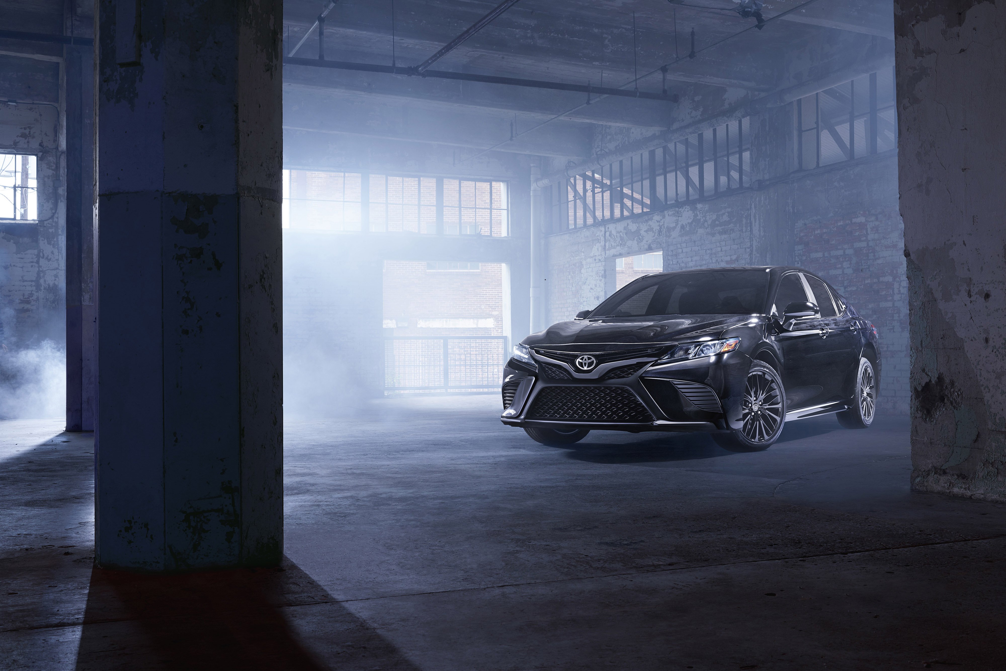 2019 Camry, уже популярен благодаря своему стильному и функциональному интерьеру, Toyota подготовила тонкие обновления до уровня отделки SE, который поставляется с черными 18-дюймовыми колесами и черным спойлером, которые являются изюминкой пакета. Д