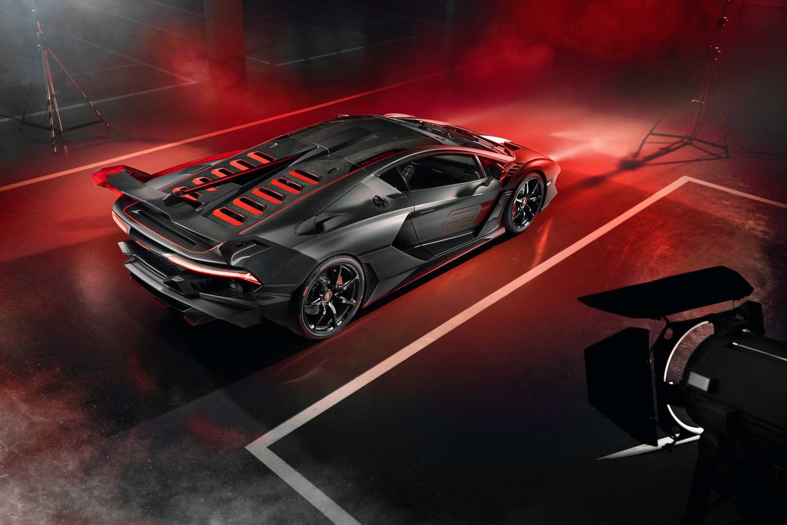 Lamborghini SC18 полностью легален на дорогах общего пользования, но владелец планирует использовать его в первую очередь на треке. Аэродинамика была разработана исходя из опыта Squadra Corse в мире автоспорта. Капот и воздухозаборники оформлены в ст