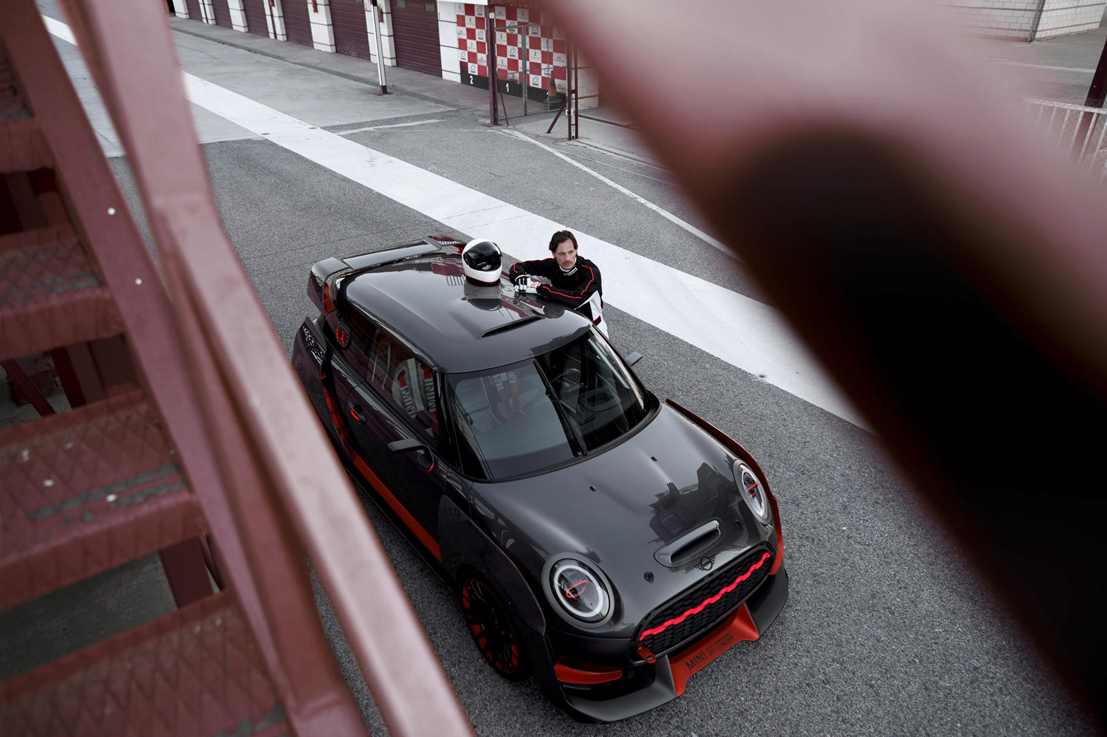 Хотя на данный момент не так много информации, по слухам, новый Mini John Cooper Works GP будет оснащаться 2,0-литровым турбированным двигателем с четырьмя цилиндрами от модели John Cooper Works, настроенным на мощность от 280 до 300 лошадиных сил.