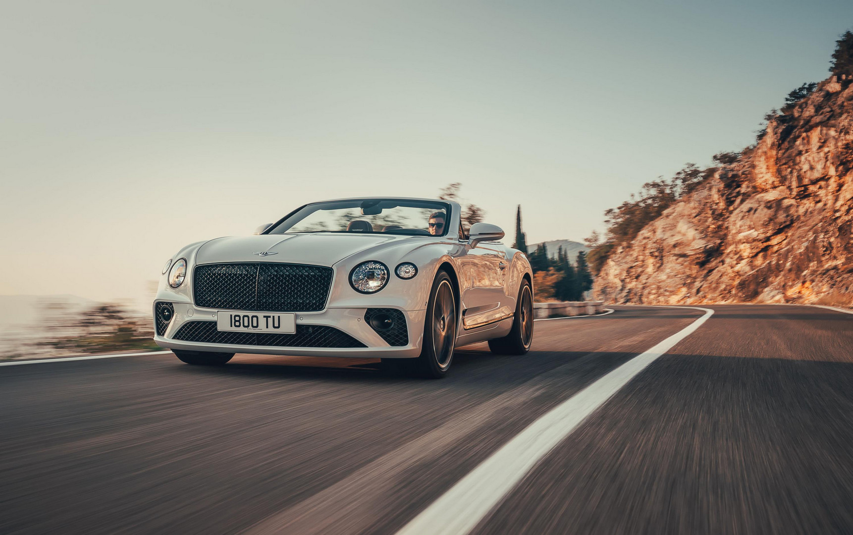 Под капотом стоит 6.0-литровый W12 от Bentley. Этот двигатель производит мощность 635 л.с. и 900 Нм крутящего момента. Если говорить о весе, GTC разгоняется за 3,8 секунды до 100 км/ч, всего на 0,1 секунды медленнее, чем Coupe. Максимальная скорость 