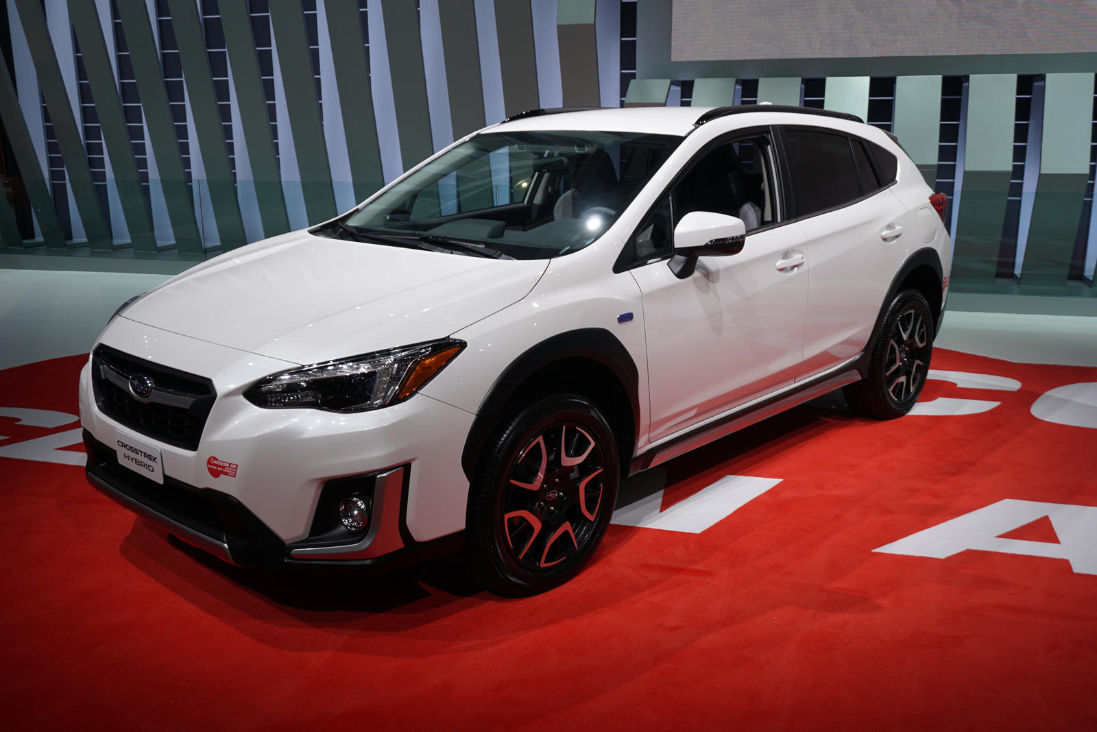 Дебютировав в этом году на LA Auto Show 2018, новый 2019 Subaru Crosstrek Hybrid уже гарантированно станет заметным улучшением по сравнению с менее впечатляющим предыдущим поколением. Во-первых, в нем представлена гибридная система Toyota, в частност