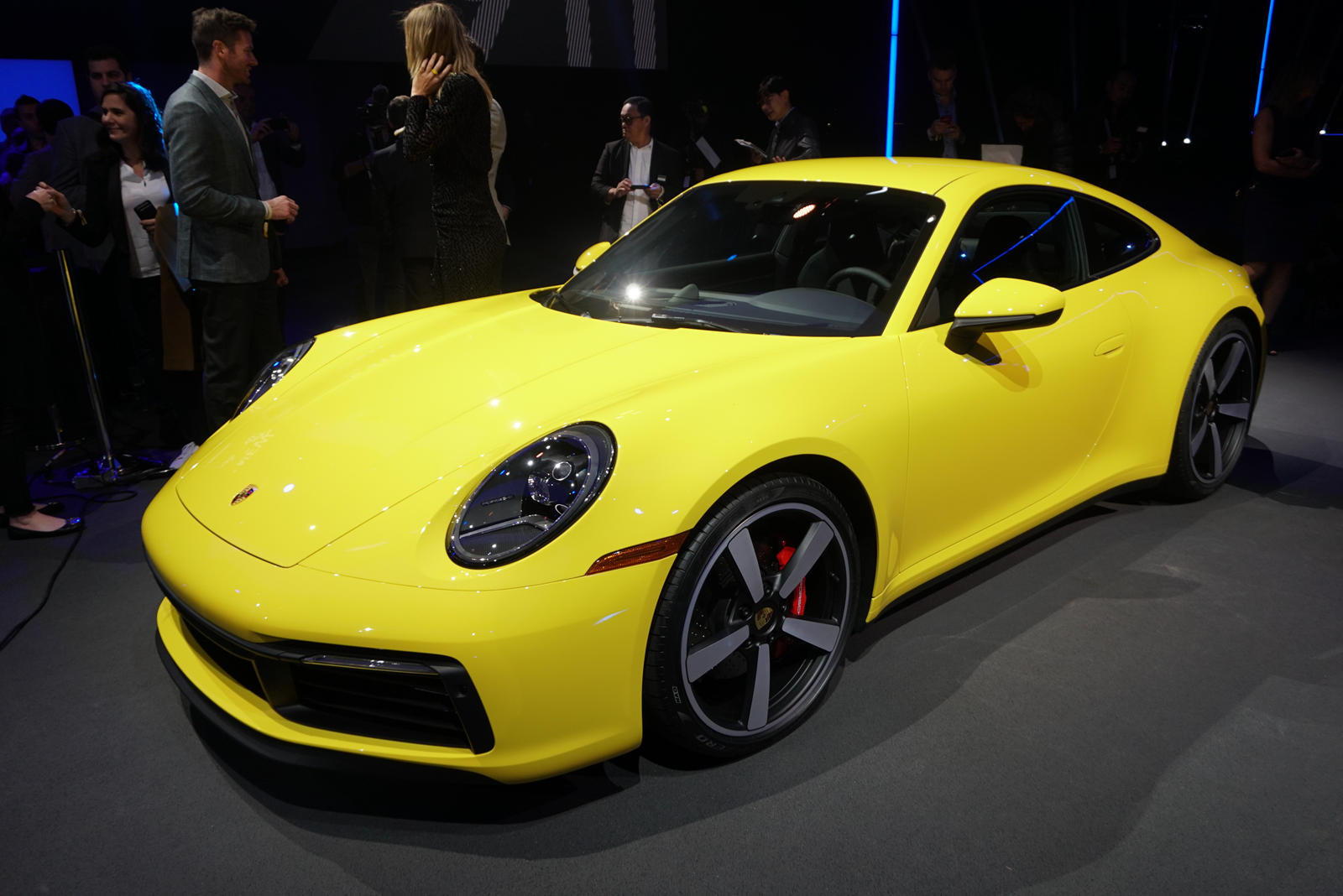 Однако нам придется долго ждать, пока он не появится, потому что, согласно AutoExpress, Porsche 911 Hybrid не будет запущен, по крайней мере, до 2022 года.