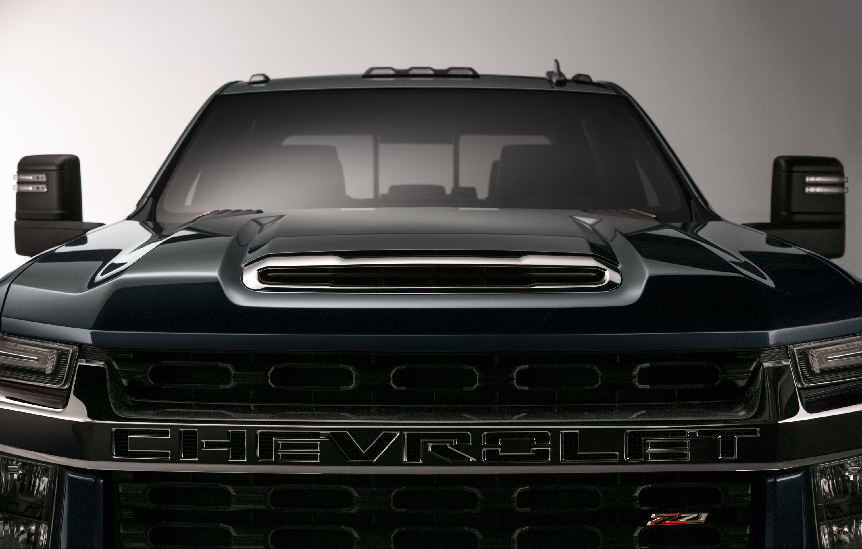 Что касается системы трансмиссии, 2020 Silverado HD поставляется с двумя двигателями: полностью переработанным бензиновым двигателем с прямым впрыском, соединенным с шестиступенчатой коробкой передач и Duramax Turbo-Diesel V8, который обеспечивает ог