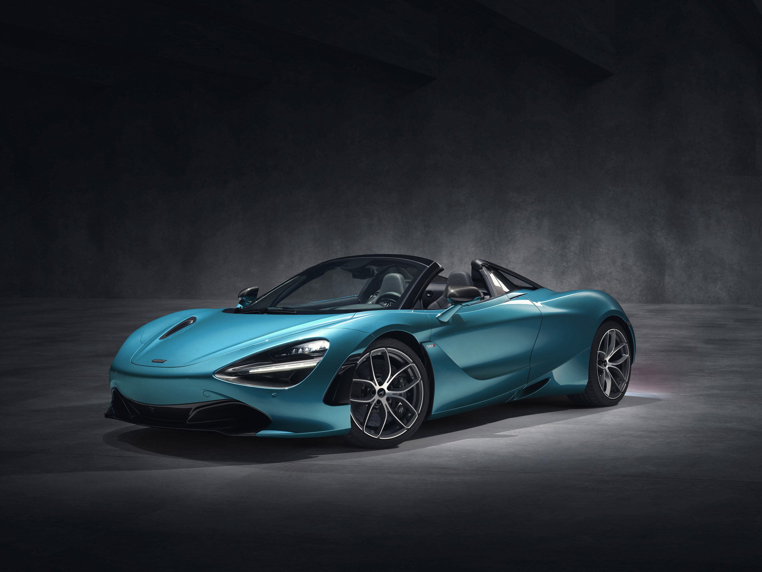 Новый 720S Spider доступен в тех же трех спецификациях, что и версия Coupe, с уровнями комплектации Performance и Luxury, превышающими стандартную комплектацию. Появились два новых цвета - Belize Blue и Aztec Gold, которые были сделаны для нового Spi