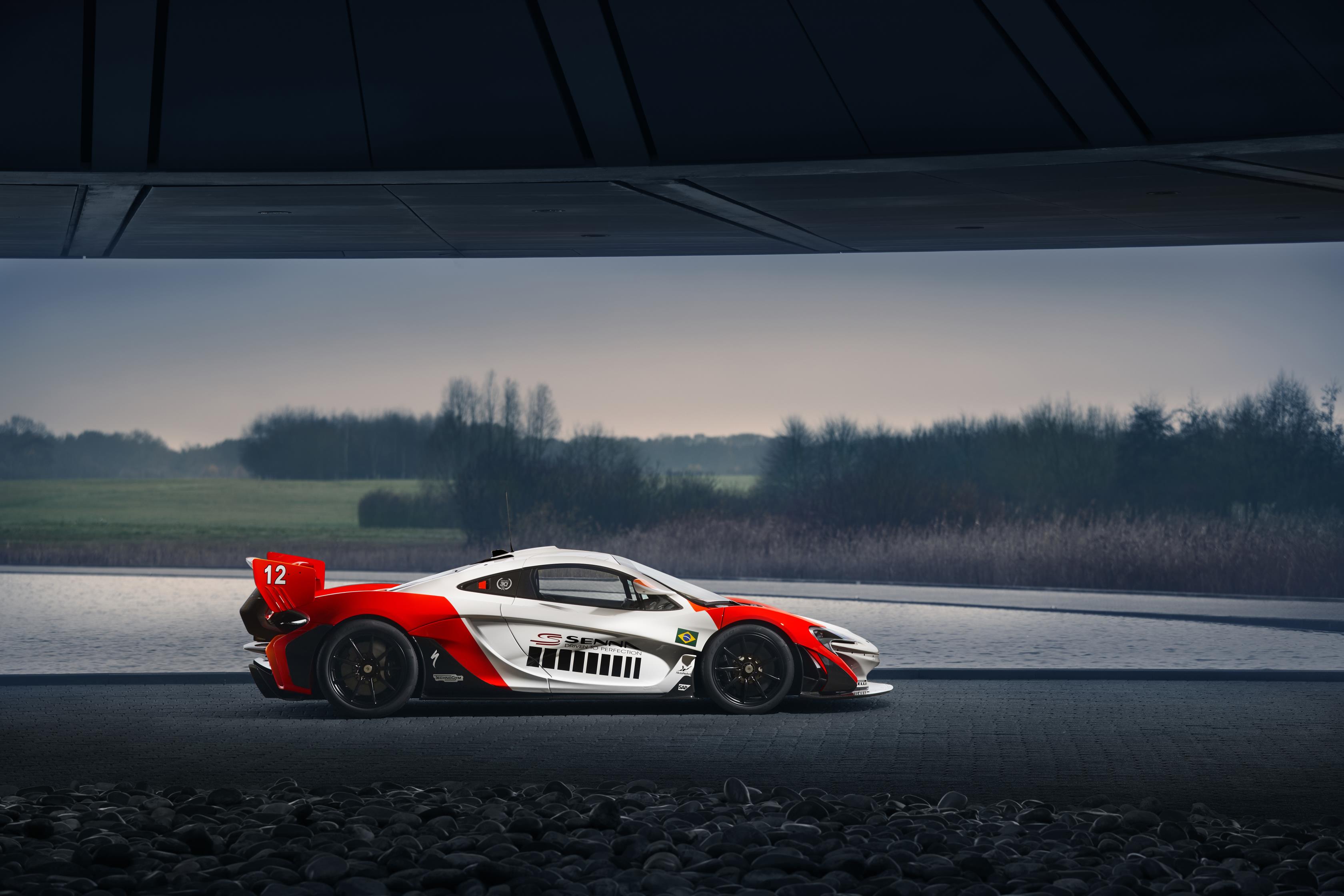 Сделанный на заказ McLaren P1 GTR выполнен в цветах McLaren MP4/4, спонсируемой Ayrton's Marlboro. Он использует краски MSL McLaren Rocket Red и Anniversary White. Автомобиль также украшен бразильским флагом и узнаваемым дизайном шлема Сенны.