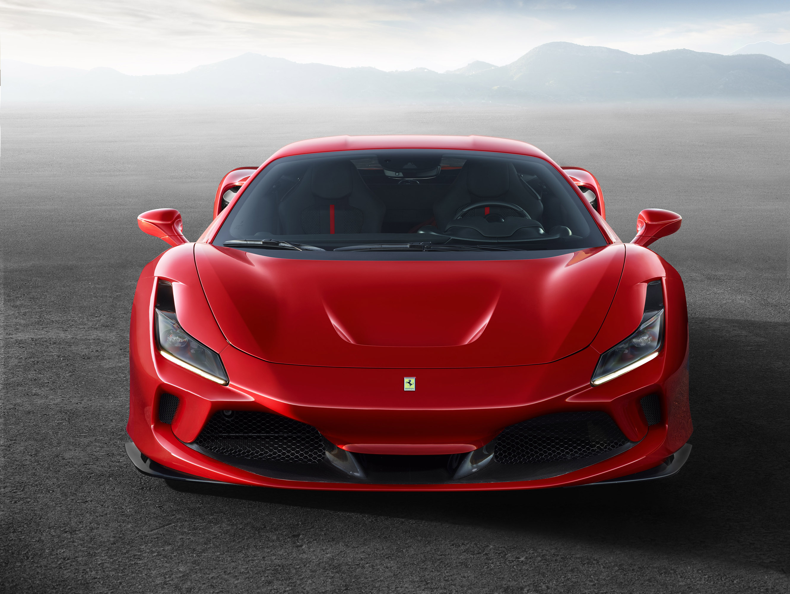 Ferrari впервые представил официальные фотографии F8 Tributo, спортивного автомобиля с задним расположением двигателя, который представляет собой высшее выражение классической двухместной берлинетты бренда.
