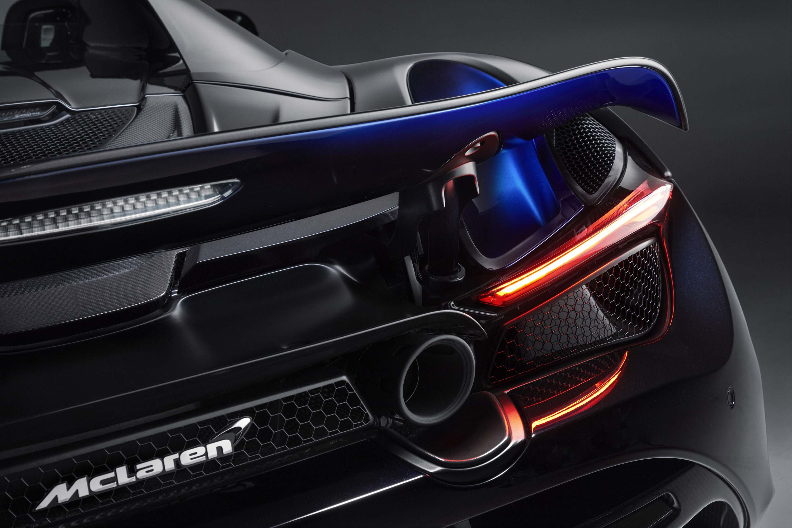 McLaren 720S Spider от MSO - это автомобиль с выдающейся аэродинамикой, как и следовало ожидать от такой машины. Команда разработала спортивный автомобиль с чрезвычайно сексуальным и функциональным дизайном, который сочетает в себе три цвета для кузо