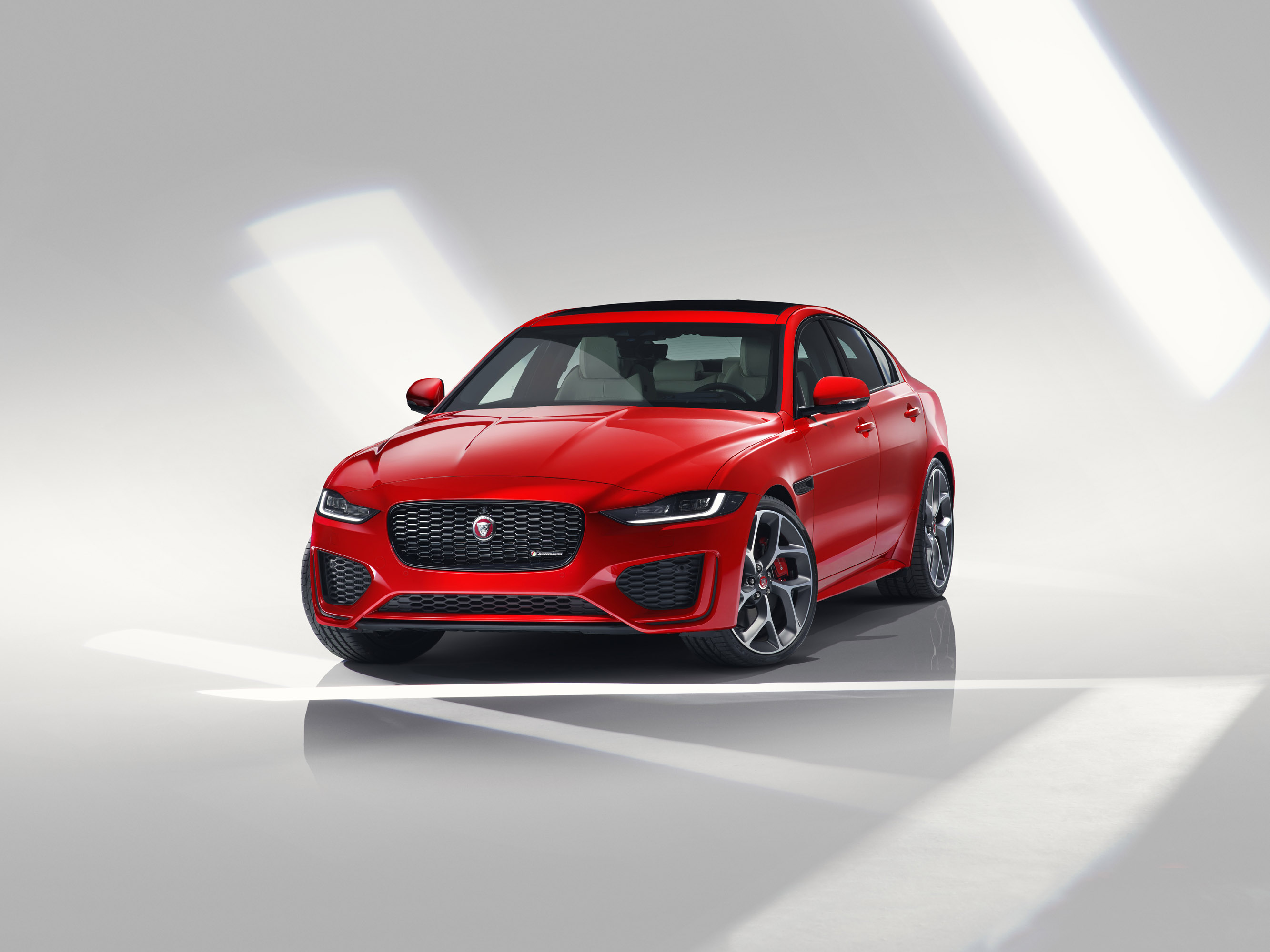 Jaguar раскрывает детали нового XE Sport Sedan