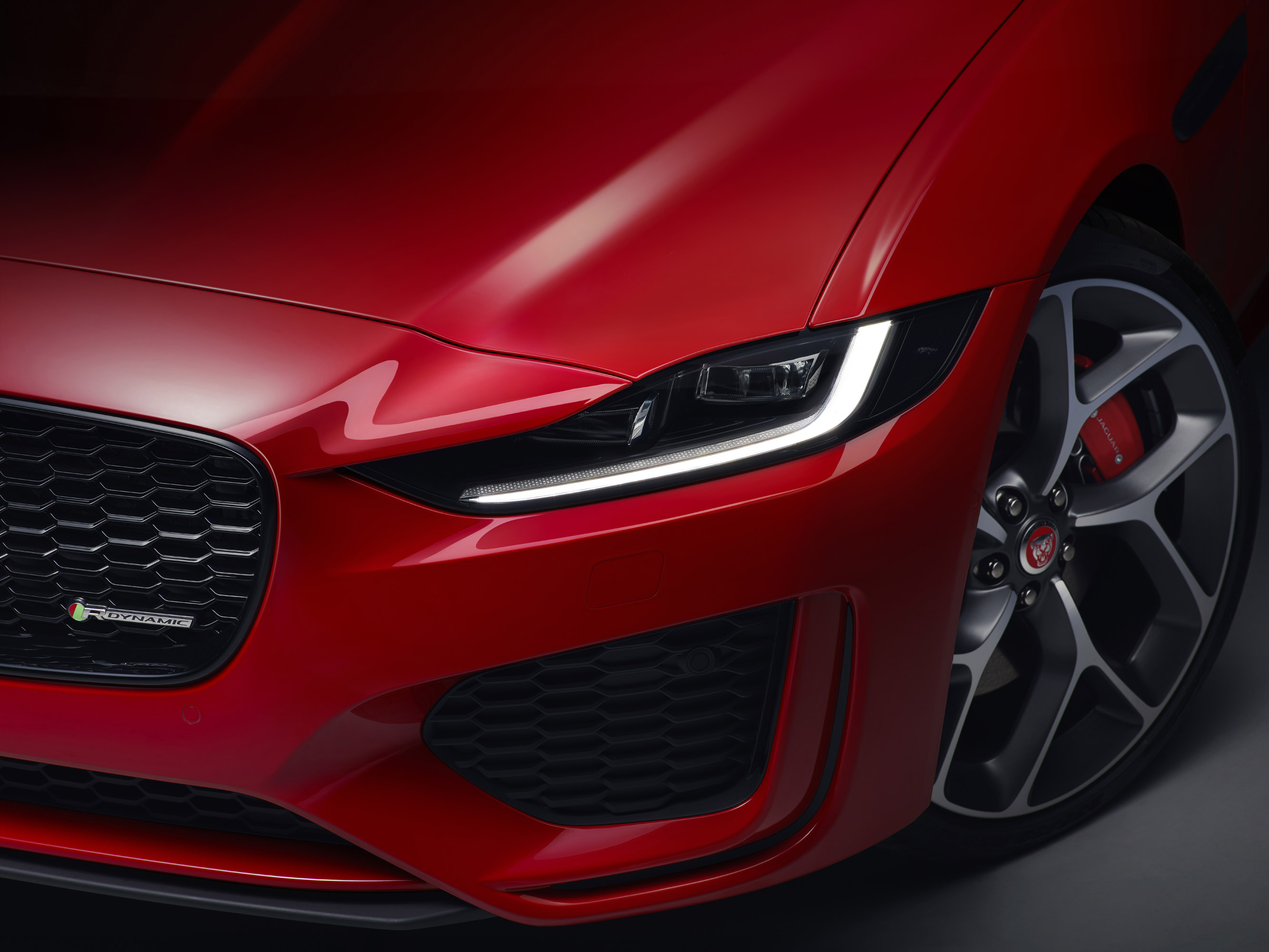 Jaguar раскрывает детали нового XE Sport Sedan