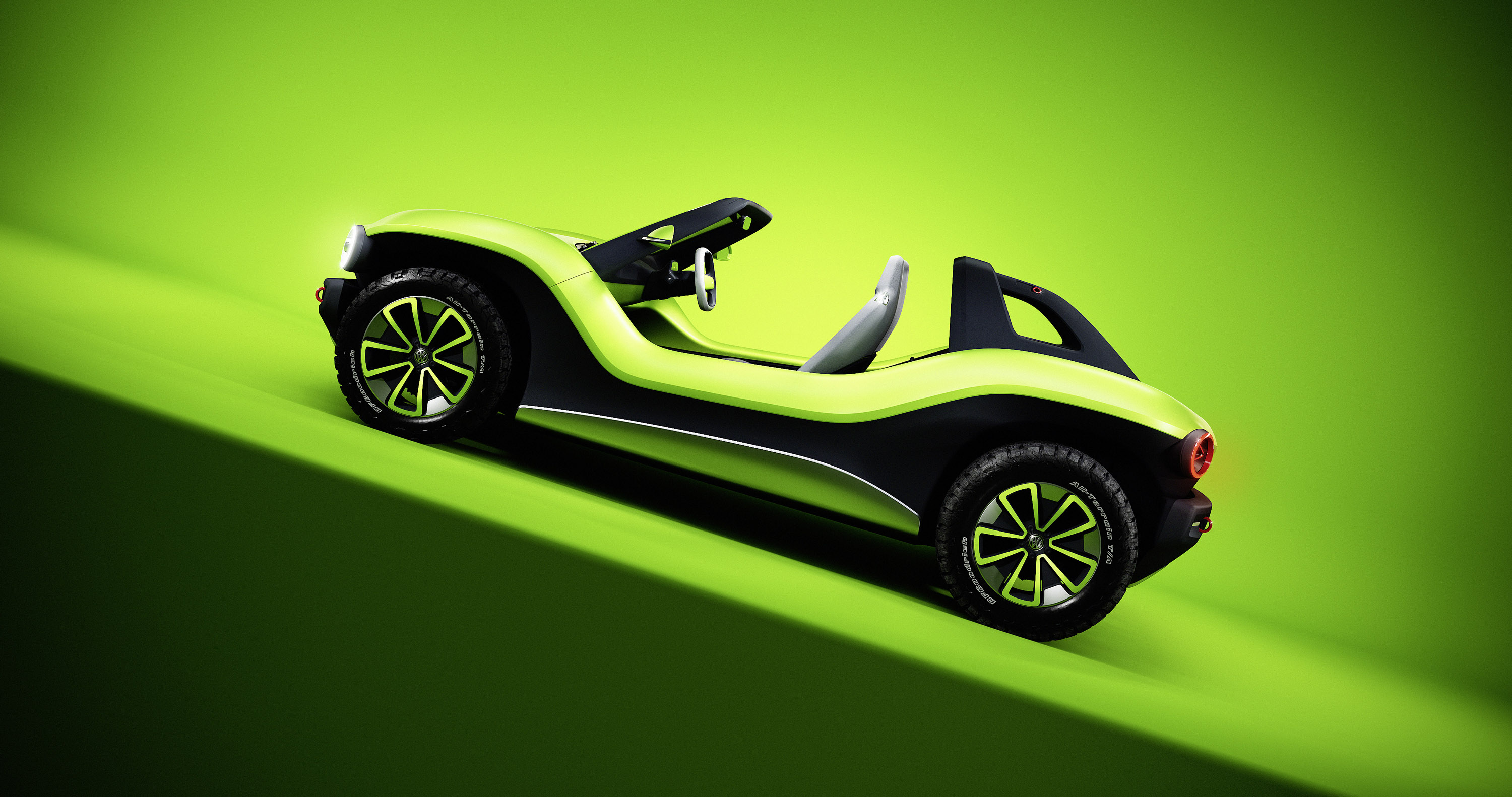 ID.BUGGY - это и футуристический, и ретро-автомобиль. Шасси MEB включает в себя литий-ионную батарею мощностью 62 кВт в полу и электродвигатель мощностью 201 л.с. в задней части, что добавляет неплохой пробег в 250 км в цикле WLTP. Автомобиль также о