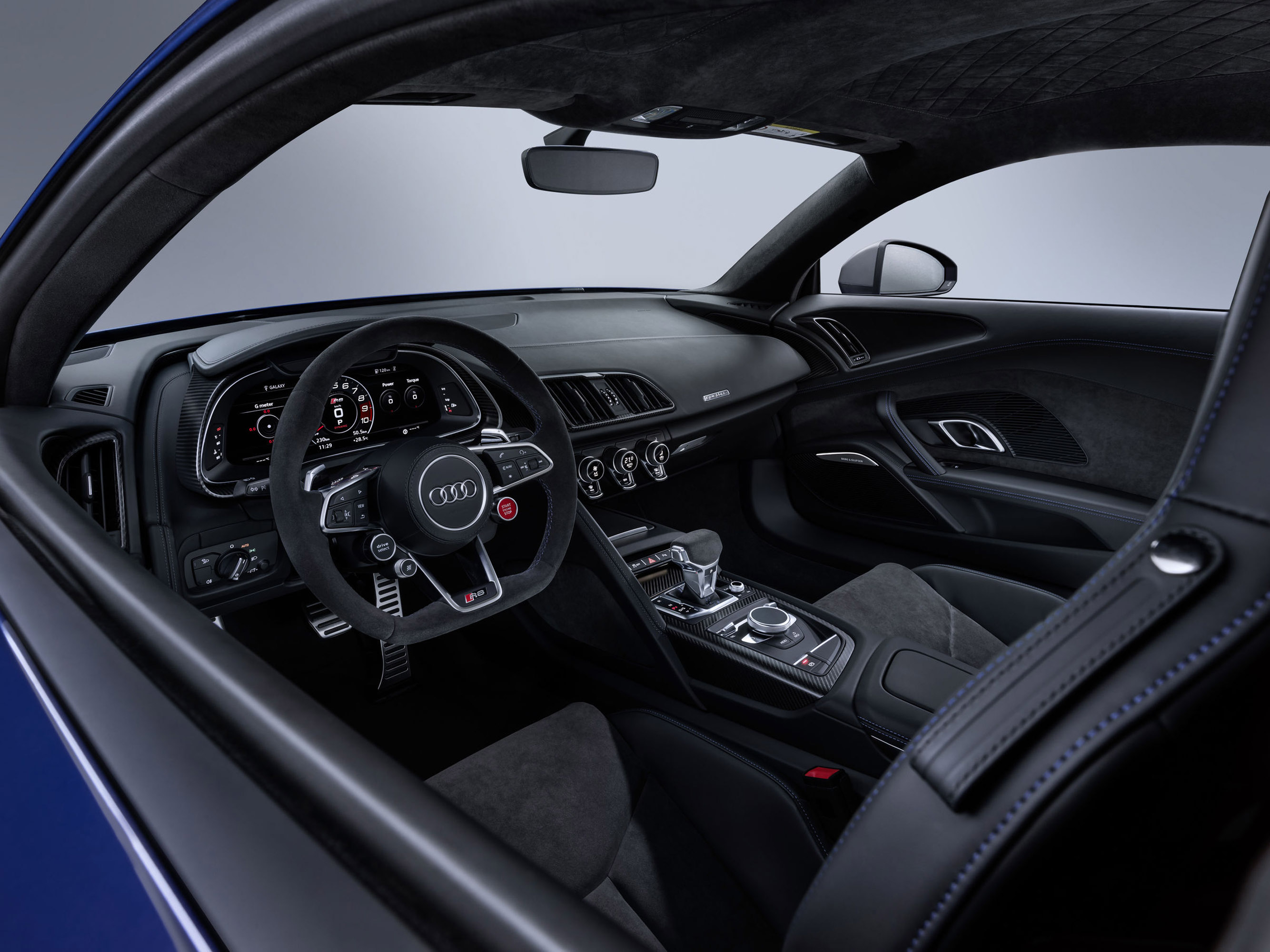 Спортивный характер автомобиля определенно ощущается внутри. Весь салон ориентирована на водителя и оснащен самыми передовыми технологиями - виртуальной кабиной Audi, навигацией MMI plus, внутренним светодиодным освещением и аудиосистемой Bang & Oluf