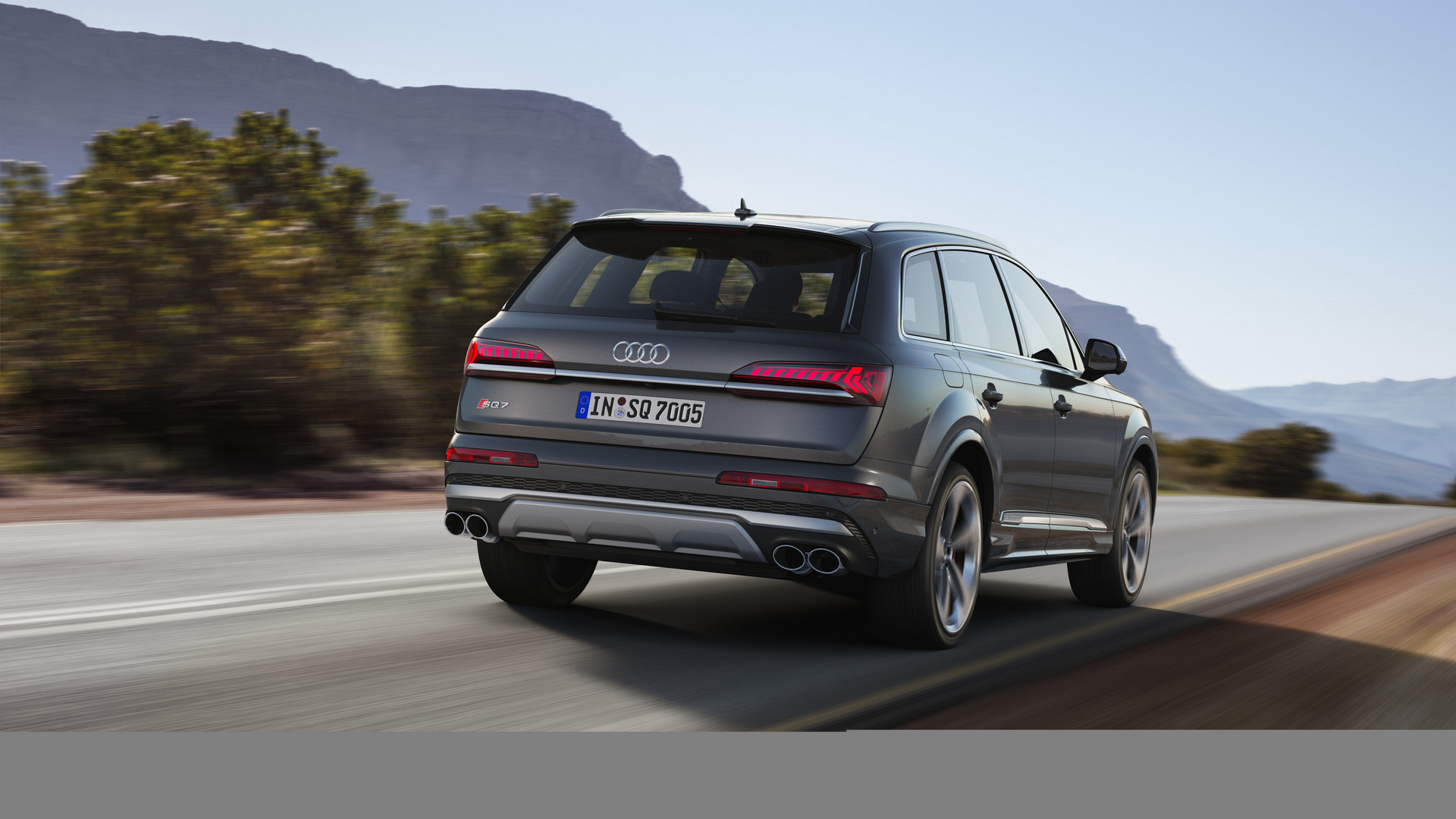 Audi SQ7 TDI поступит в продажу в Германии в конце июля и будет стоить 94 900 евро, а семиместная модель - от 96 420 евро.