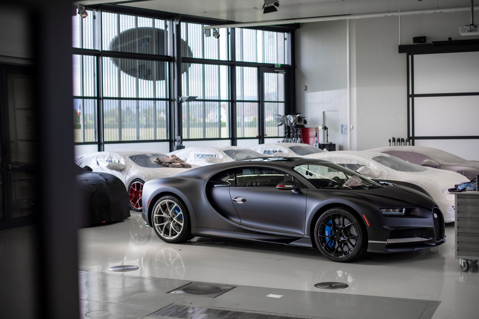 Ожидается, что производство гиперкара стоимостью 2,4 миллиона евро составит 500 автомобилей. В своем пресс-релизе Bugatti подтвердил, что 400 из этих автомобилей уже в работе. Возможно, остальные - это специальных изданий?