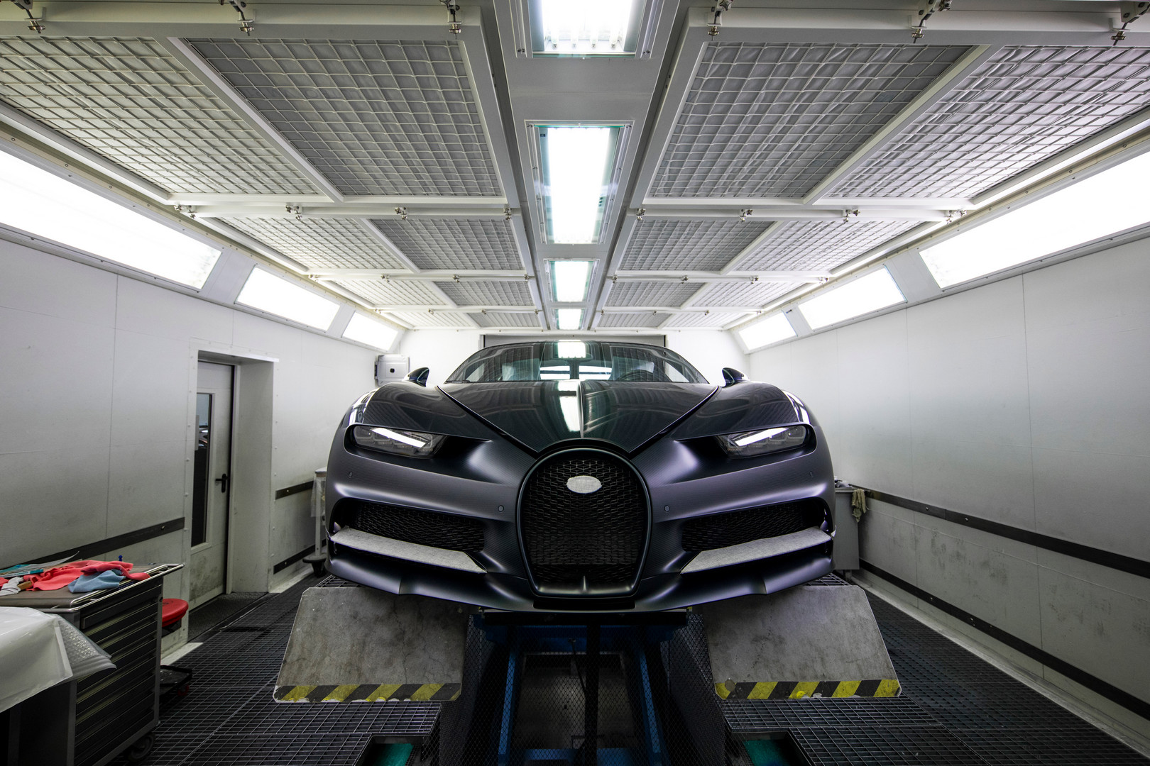 Ожидается, что производство гиперкара стоимостью 2,4 миллиона евро составит 500 автомобилей. В своем пресс-релизе Bugatti подтвердил, что 400 из этих автомобилей уже в работе. Возможно, остальные - это специальных изданий?