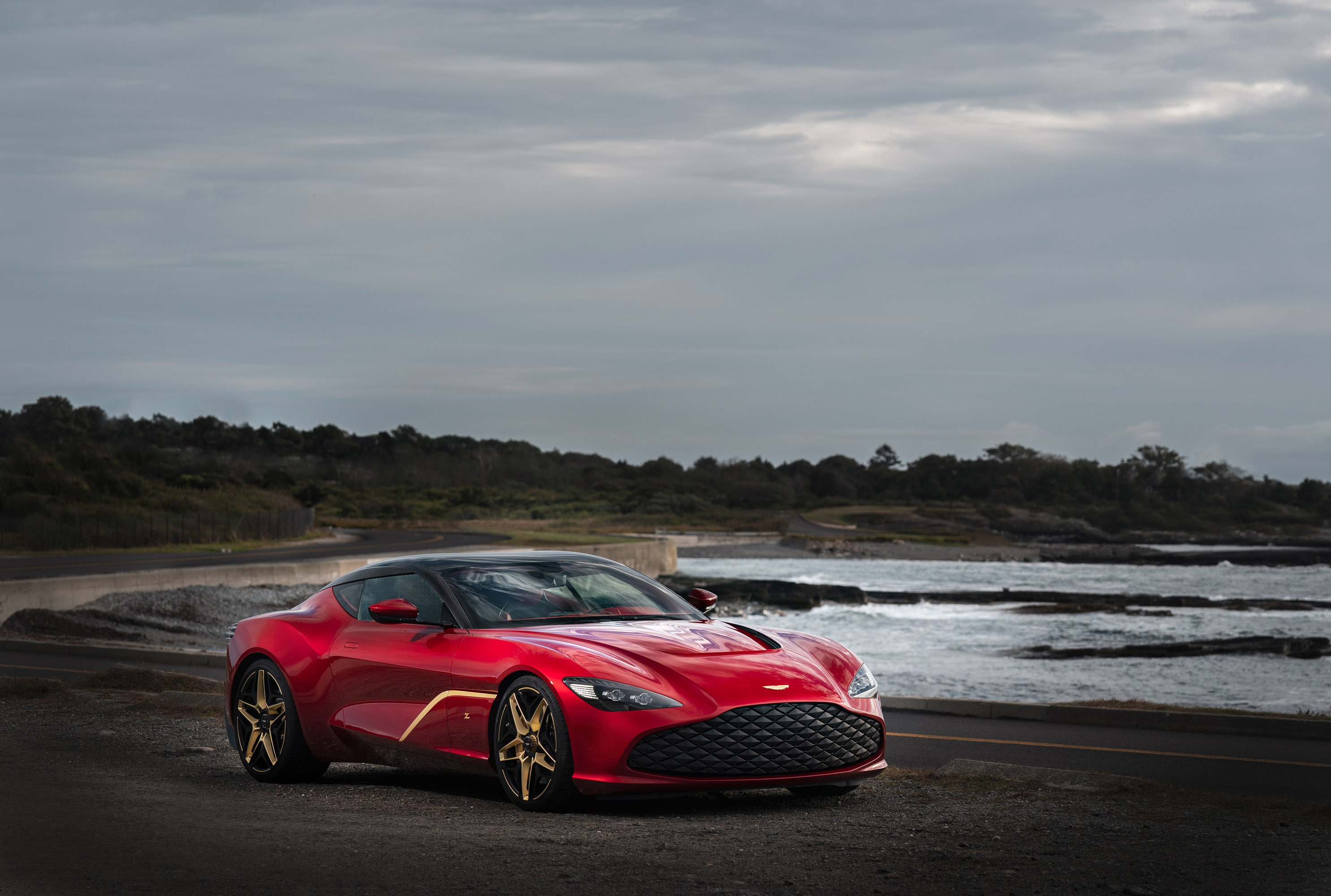 Что касается интерьера, DBS GT Zagato отличается мягкой кожей Cathness Spicy Red, стеганым сиденьем Zagato Z и атласным твилом. Конечно, есть компоненты карбона на переключателях на руле и на рулевом колесе. Кроме того, DBS GT Zagato - первая машина 