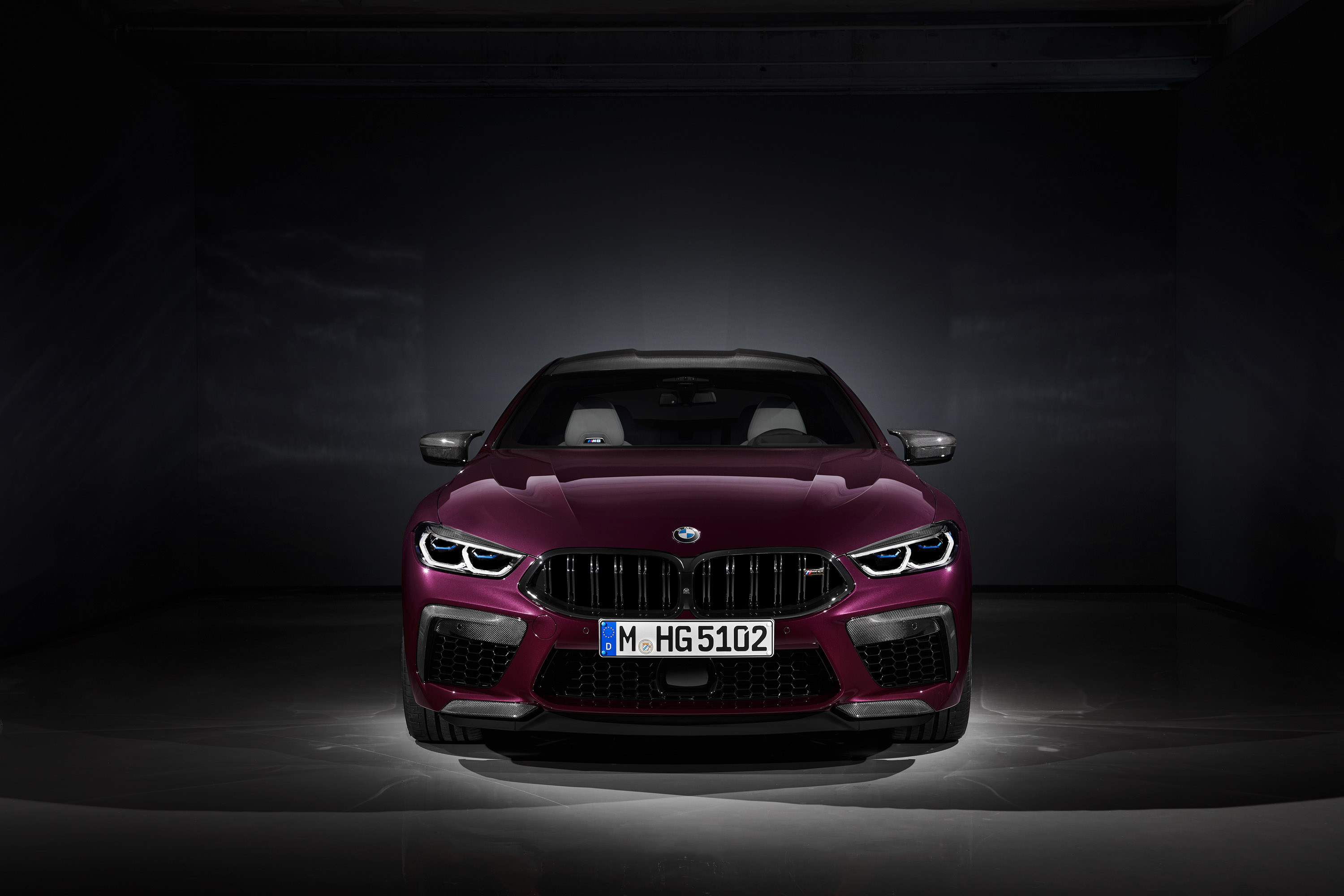 Что касается интерьера, новый BMW M8 Gran Coupe First Edition оснащен кнопкой настройки на центральной консоли, которая дает водителю прямой доступ к настройкам двигателя, амортизаторов, рулевого управления и тормозной системы. Эксклюзивное стандартн