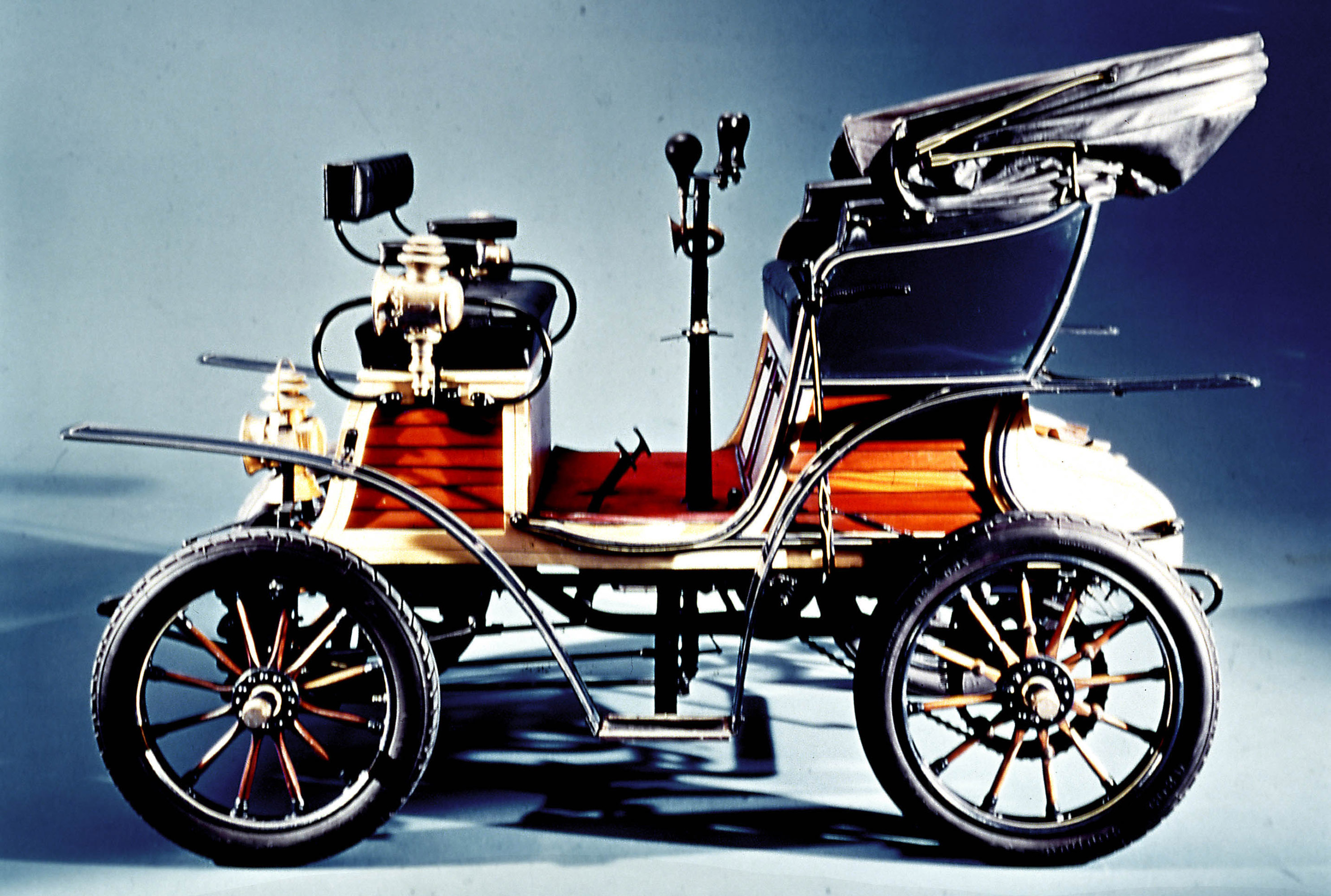 Первые машины на автомате. Первый автомобиль Фиат 1899. Фиат 1900 года.