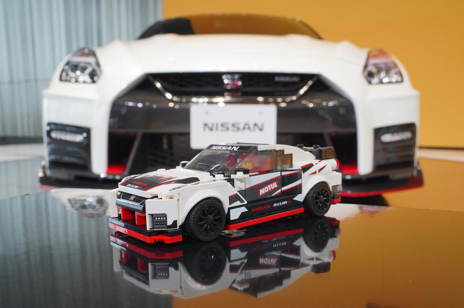 Lego Speed Champions Nissan GT-R Nismo должен появиться на полках магазинов игрушек по всему миру в начале нового года. Цены пока не были объявлены, но мы не ожидаем, что оно будет продаваться гораздо дороже, чем 15 долларов, которые Lego берет за др