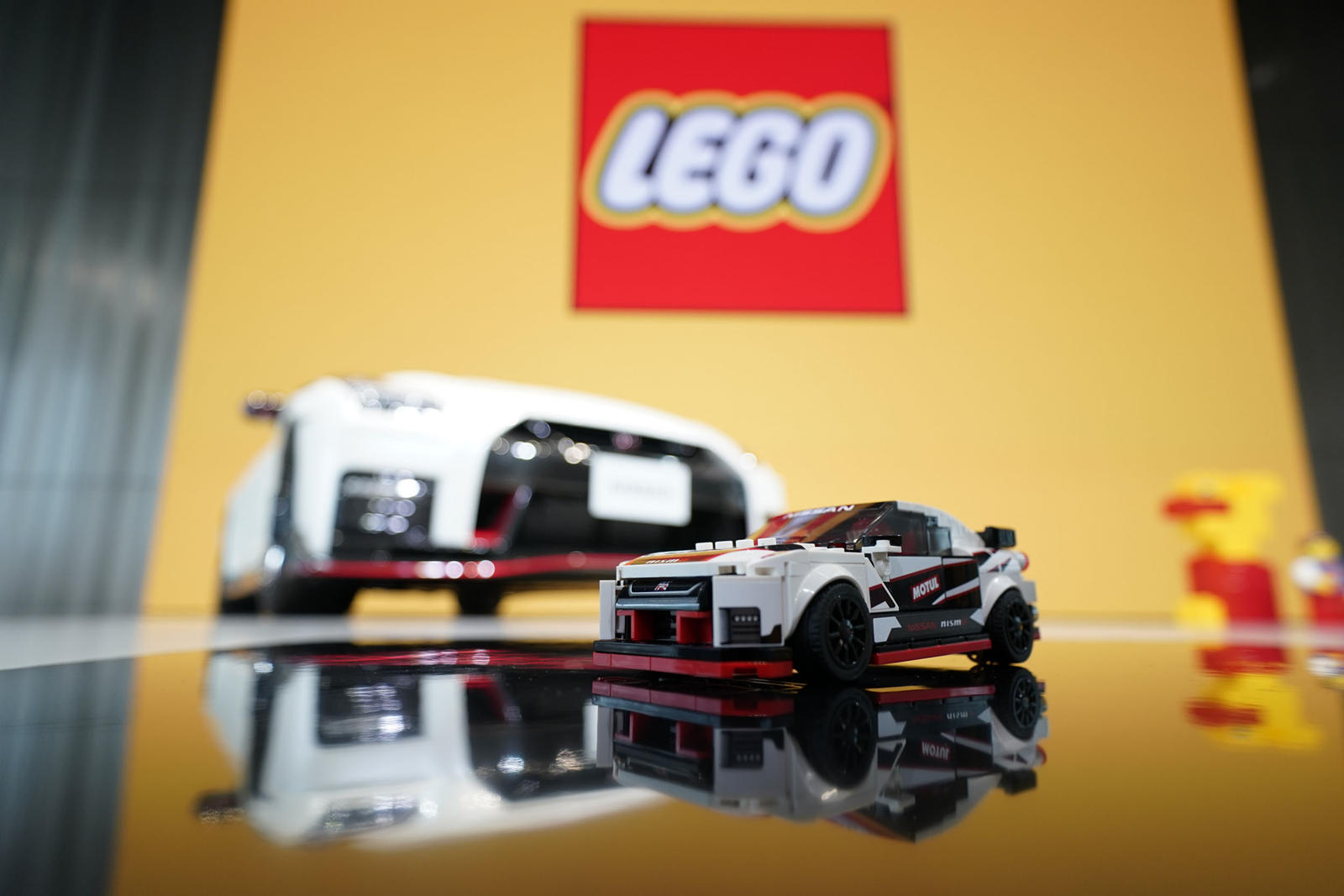 Lego Speed Champions Nissan GT-R Nismo должен появиться на полках магазинов игрушек по всему миру в начале нового года. Цены пока не были объявлены, но мы не ожидаем, что оно будет продаваться гораздо дороже, чем 15 долларов, которые Lego берет за др