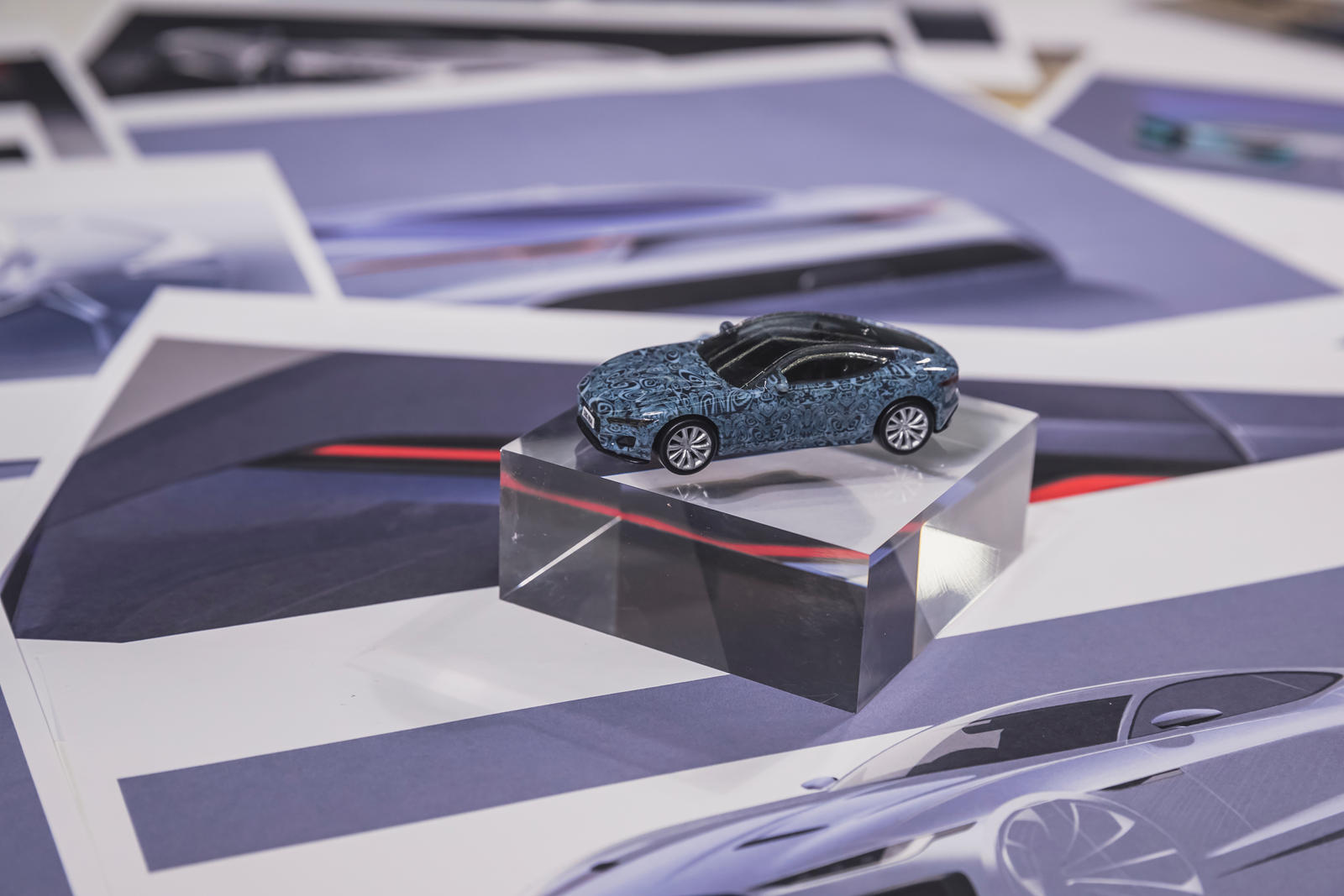 Во время своего тура по Студии дизайна автомобиль проехал мимо оригинальных эскизов, цифровых изображений, образцов цветов и материалов и глиняной модели, прежде чем остановиться рядом с настоящим автомобилем.