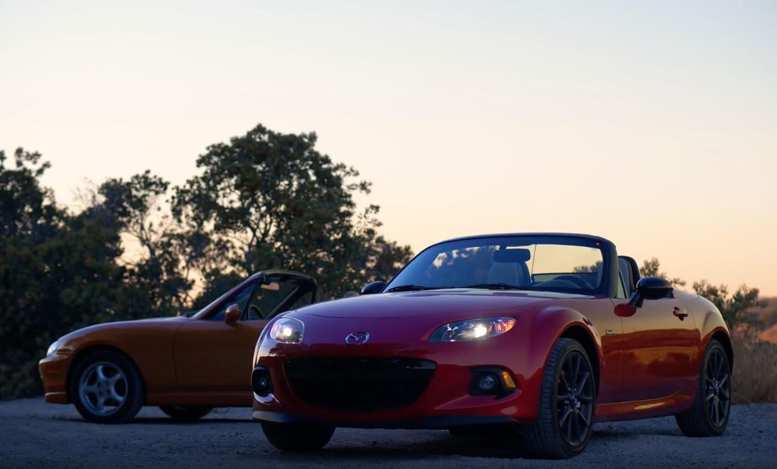 Он сделан в честь 30-летия маленького спортивного автомобиля и начинается с коллекции наследия Mazda, хранящейся в его научно-исследовательском центре в Калифорнии. Остальные видео будут посвящены каждому из четырех поколений автомобиля, включая проп