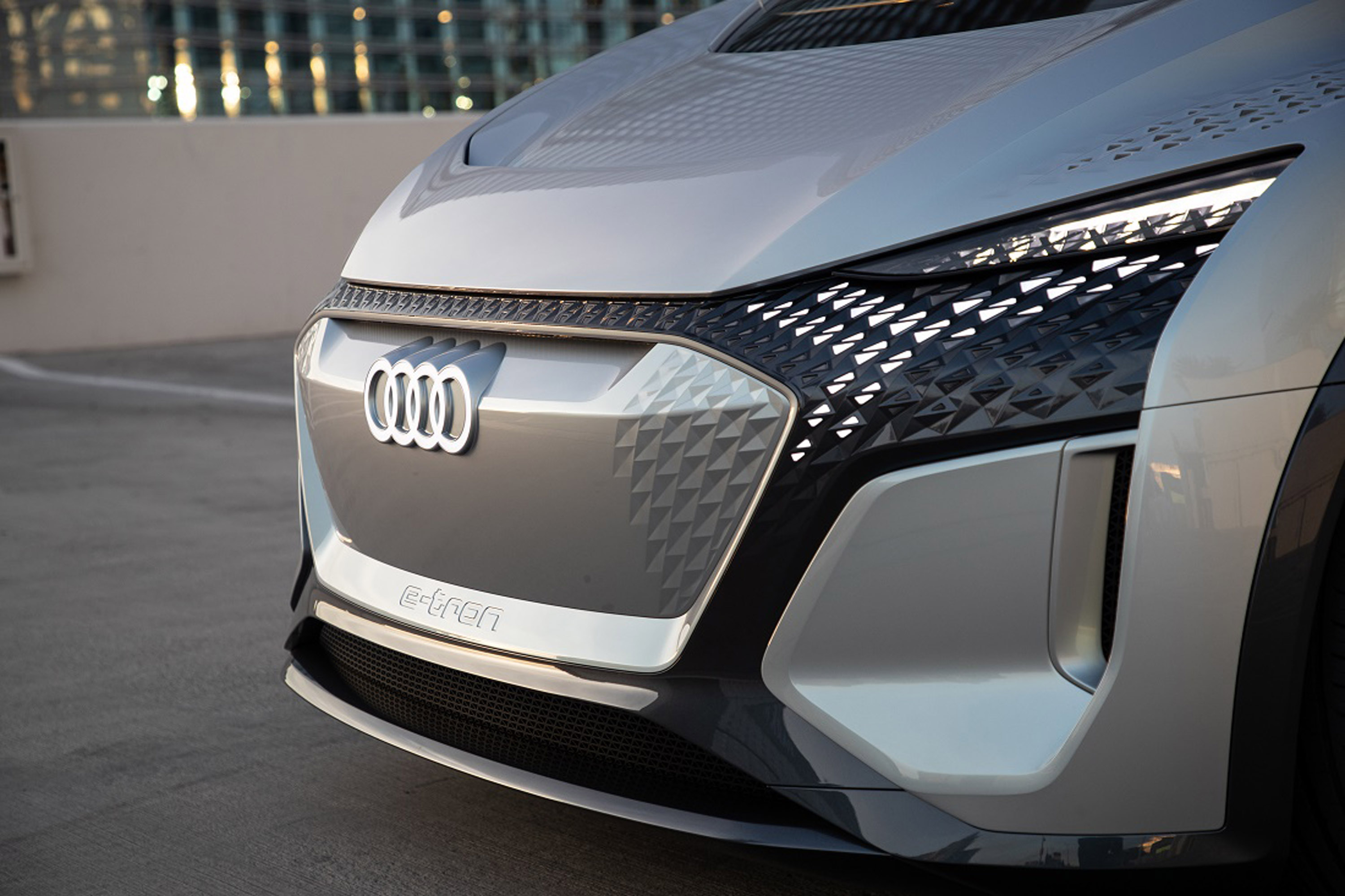 Одним из автомобилей, представленных на этом мероприятии, является Audi AI:ME, который представляет собой «третье жизненное пространство», а также наш дом и рабочее место. Пассажиры могут использовать систему отслеживания глаз, чтобы интуитивно общат
