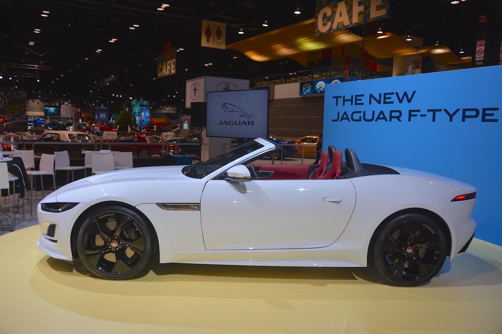 Полностью осознавая, насколько привлекательным был старый F-Type, команда дизайнеров Jaguar решила не рисковать, и не облажалась, внося лишь тонкие изменения, улучшающие внешний вид суперкара. В результате автомобиль все еще остается классическим F-T