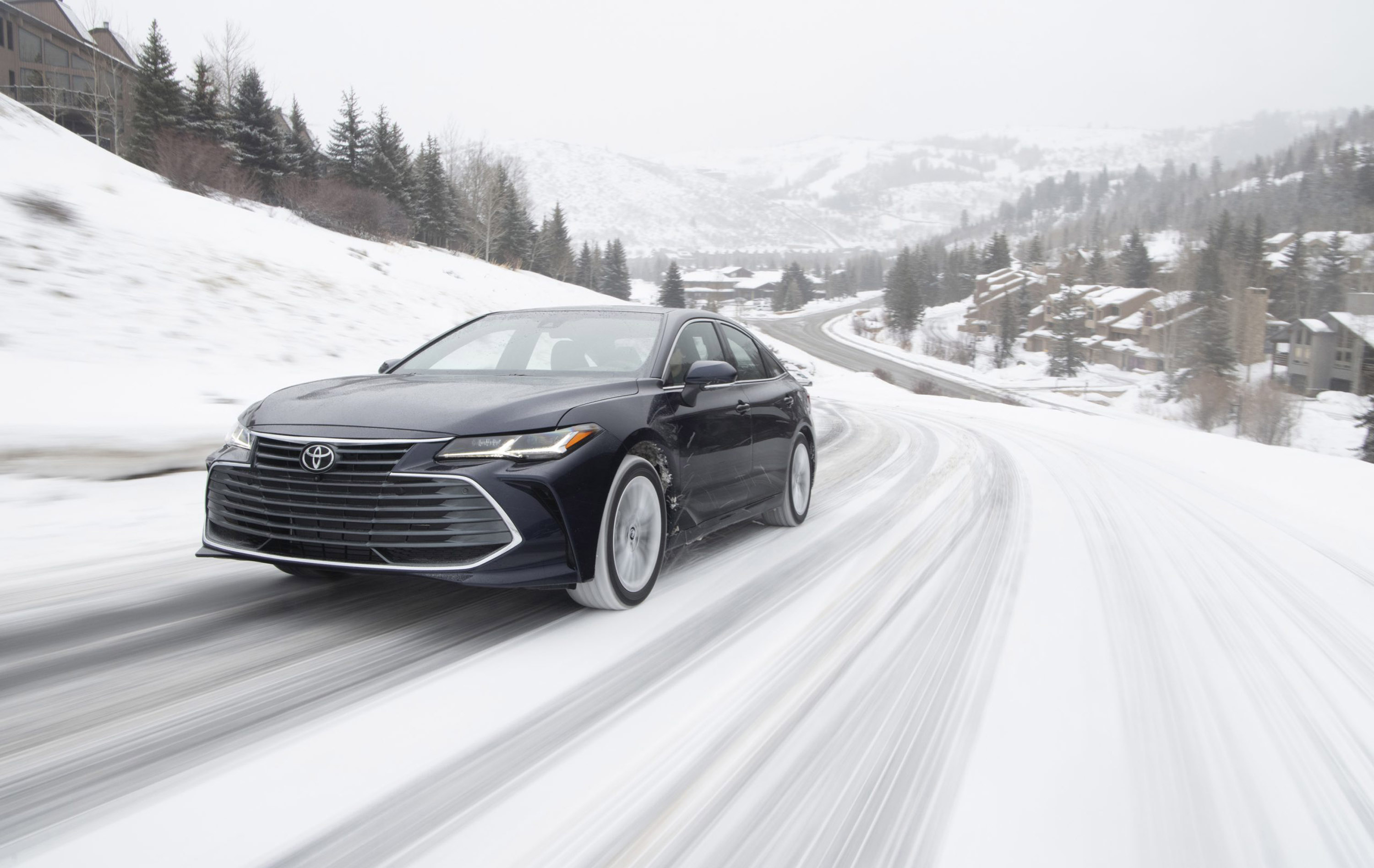 Адаптация привода AWD к Camry и Avalon потребовала изменений в конструкции пола, наряду с использованием электронного стояночного тормоза и топливного бака в форме седла с оптимизированной вместимостью для моделей AWD, а не с плоским баком, как в мод