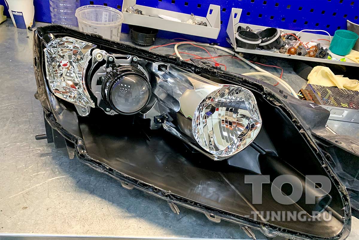 Автомобиль приехал в Топ Тюнинг на комплекс работ по модернизации оптики и замены старых, оригинальных линз на новые.