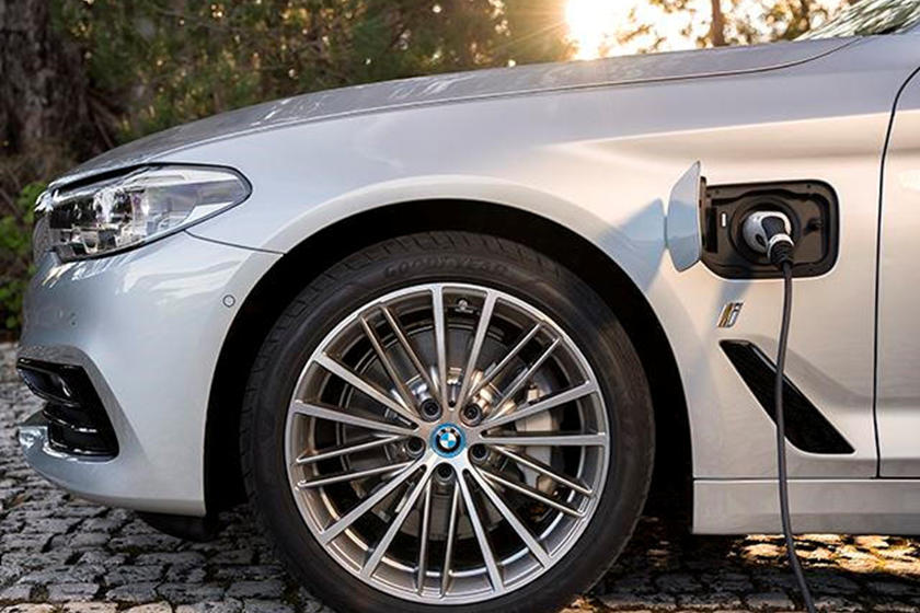 Еще до этого появится BMW i4, чтобы конкурировать с Tesla Model 3. Такой наступление электро-каров может быть во многом связано с генеральным директором Оливером Ципсе, который пришел во второй половине 2019 года. Еще одна смелая цель - треть всех ав