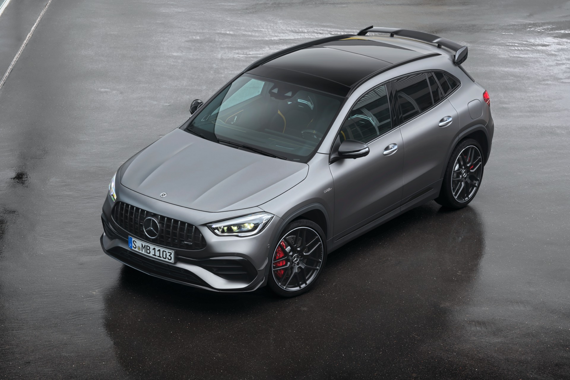 Mercedes-AMG GLA 45 получает 2-литровый 4-цилиндровый рядный двигатель в двух вариантах. Стандартная версия предлагает 387 л.с., а модель «S» - 421 л.с. Две модели получают крутящий момент 480 Нм и 500 Нм соответственно.