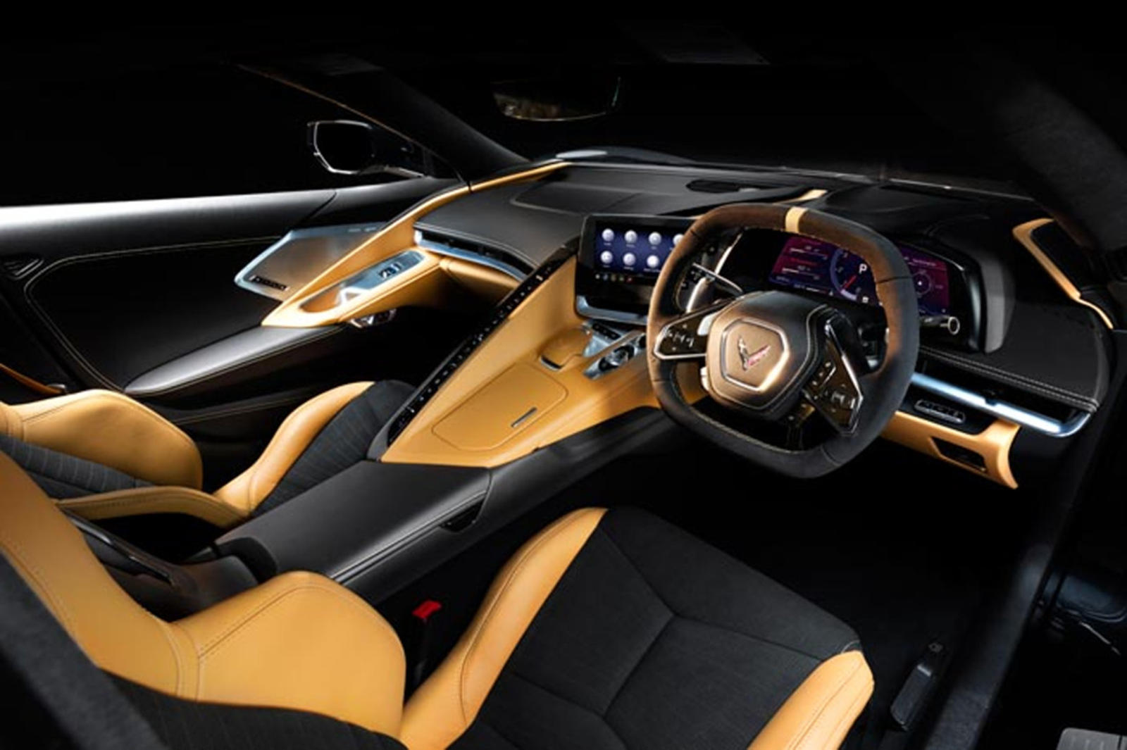 На фото, опубликованном GM, изображен интерьер Corvette 3LT в эффектном двухцветном варианте с контрастными черными и коричневыми поверхностями, а также сиденья GT2 с замшевыми вставками и замшевым рулем. GM будет предлагать новый Corvette только в к