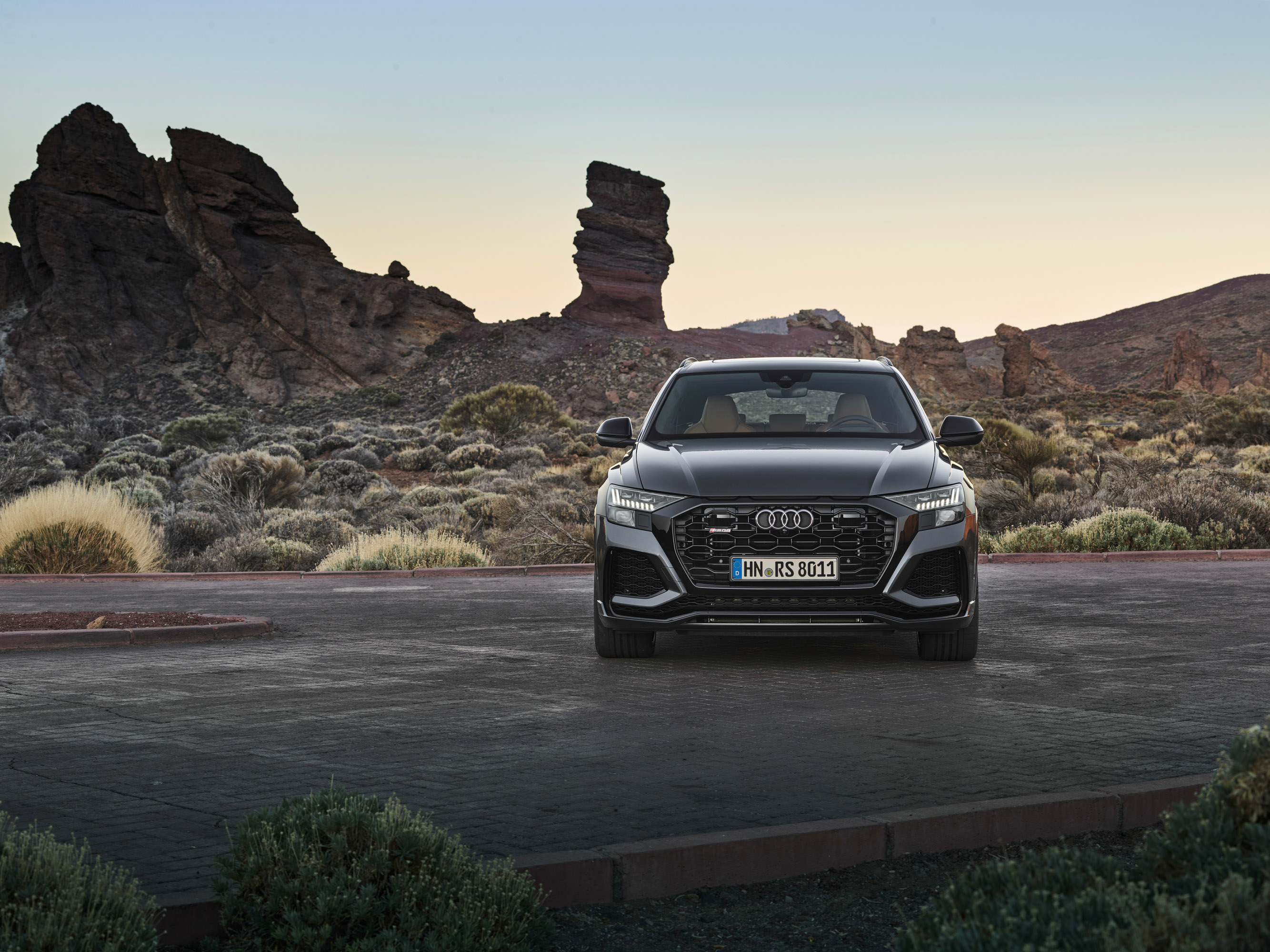 Новый Audi RS Q8 сочетает в себе гены высокопроизводительной модели RS, практичность внедорожника и привлекательный дизайн Audi Coupe. Новая модель RS Q8, оснащенная двухцилиндровым двигателем V8, обеспечивающим отличные показатели производительности