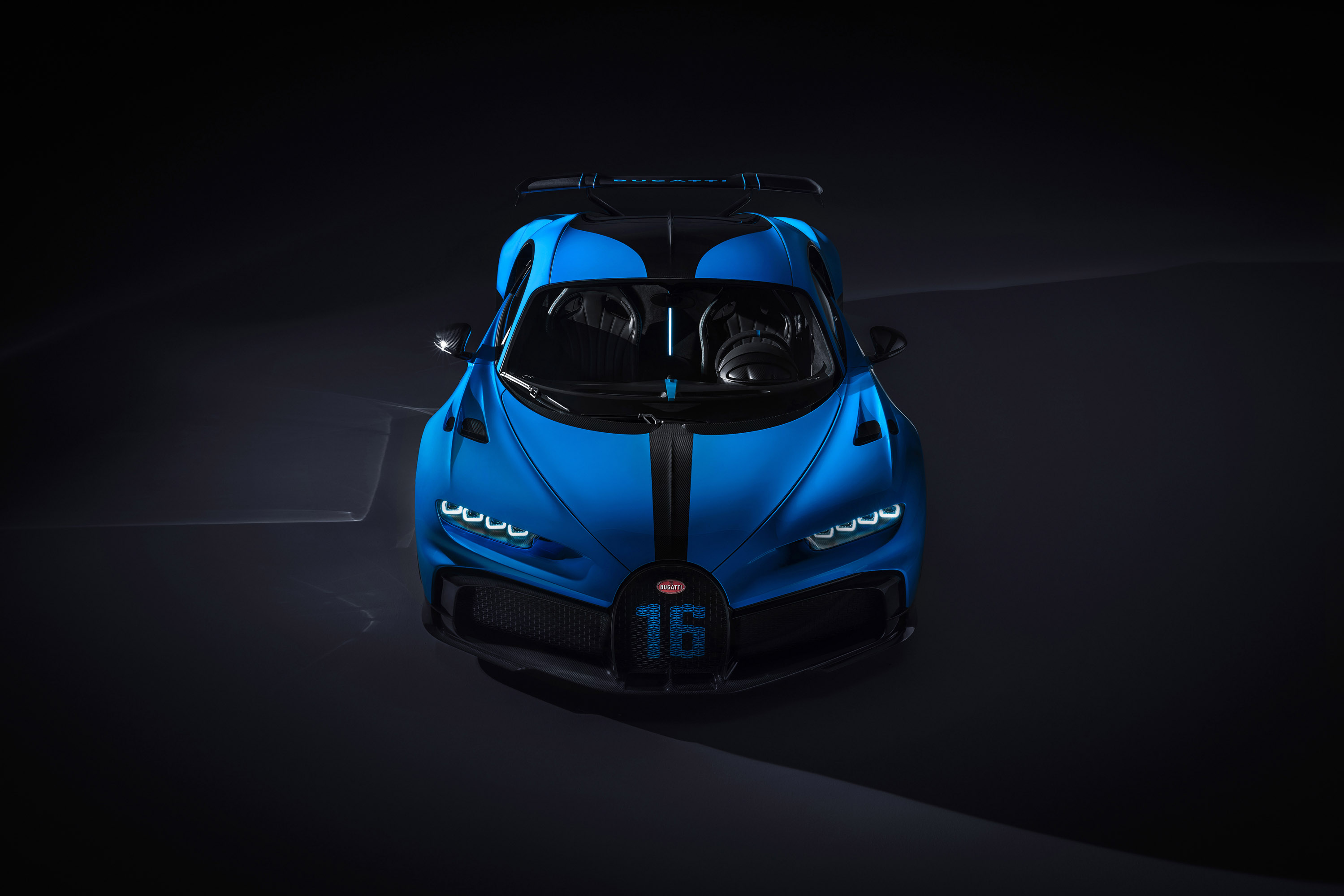 С плоской передней частью и динамичным дизайном с впечатляющим задним спойлером, новый Bugatti Chiron Pur Sport жаждет поворотов и сложных дорог.